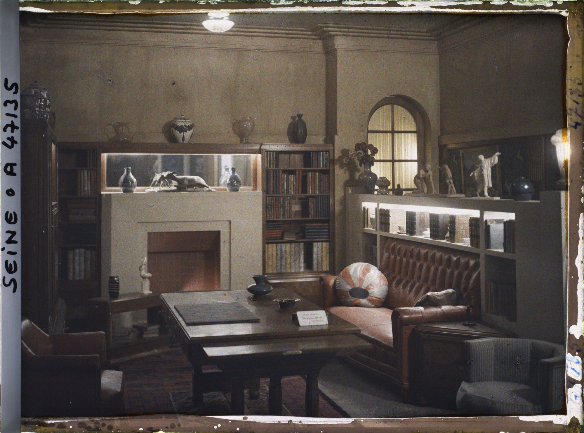 Image représentant L'Exposition des arts décoratifs, cabinet de travail dans la classe VII, Galeries de la section française