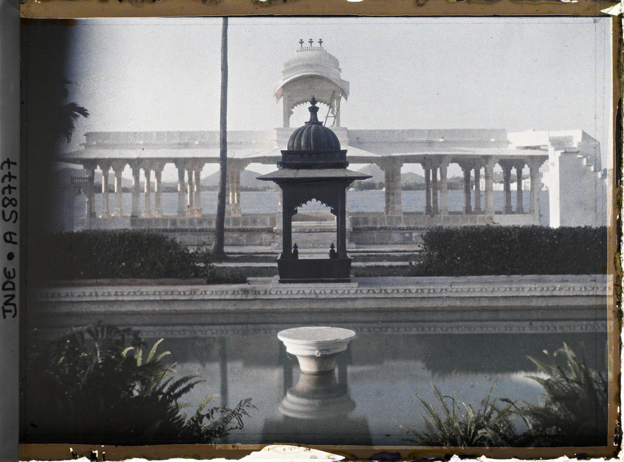 Image représentant Bassin et portique de marbre du palais flottant de Jag Mandir