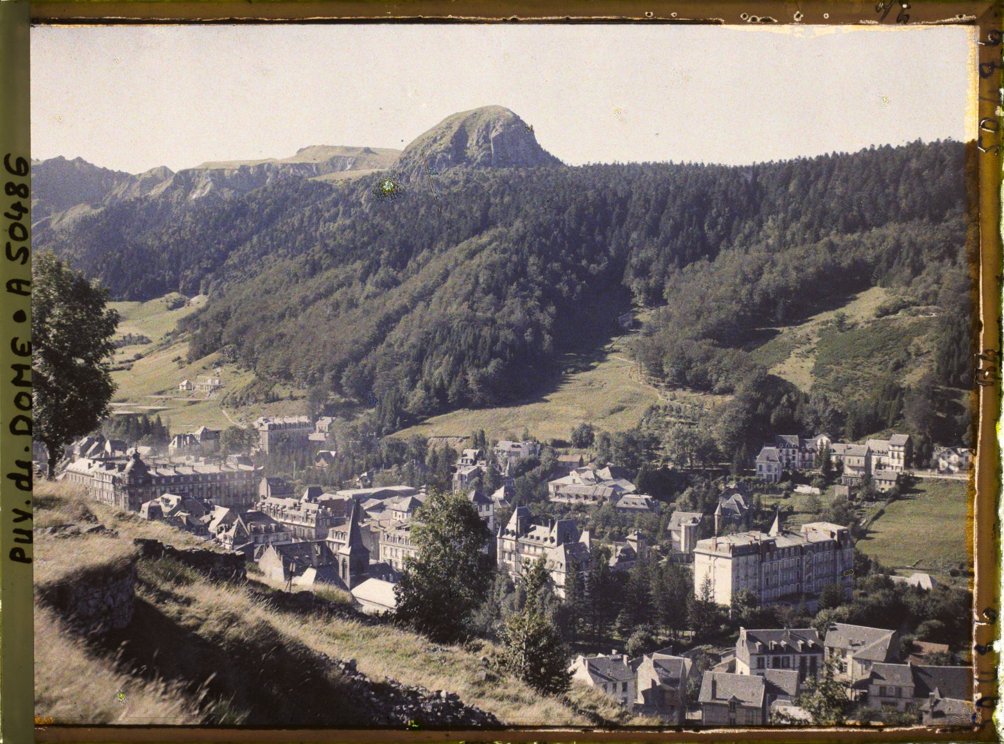 Image représentant France, Mont-Dore, Le Mont Dore et le fond de la Vallée et le Pic du Capucin