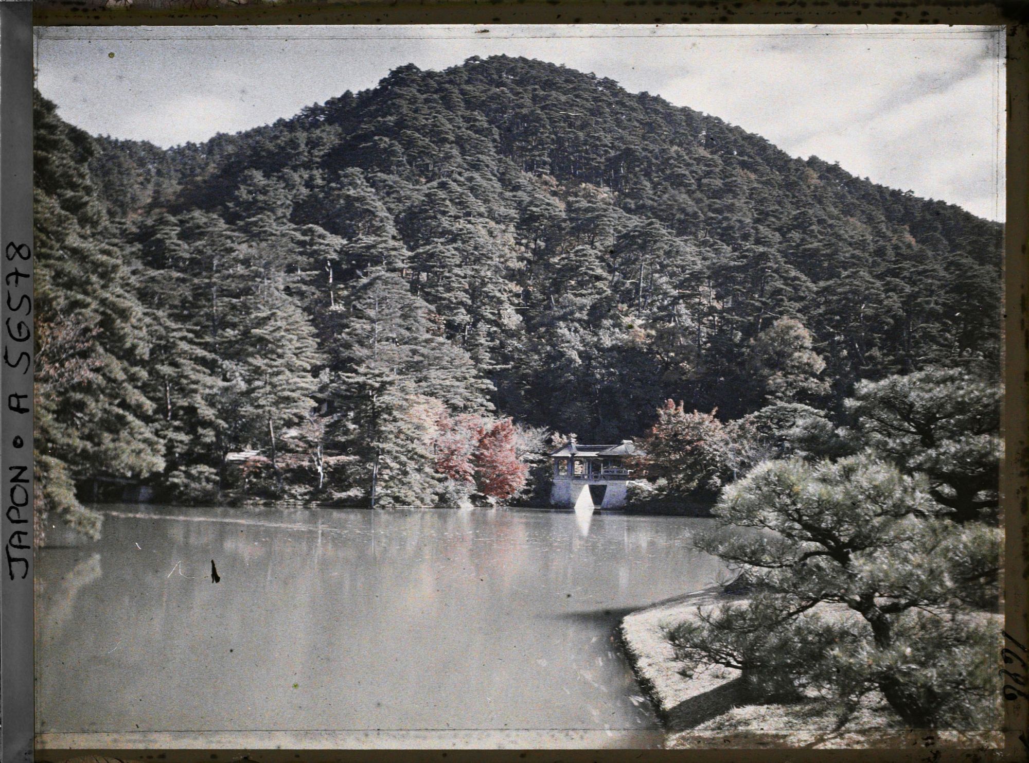 Image représentant Les jardins de la villa impériale Shugakuin Rikyû : l'étang Yokuryu et le pont Chitose-bashi (Pont de Mille Ans)
