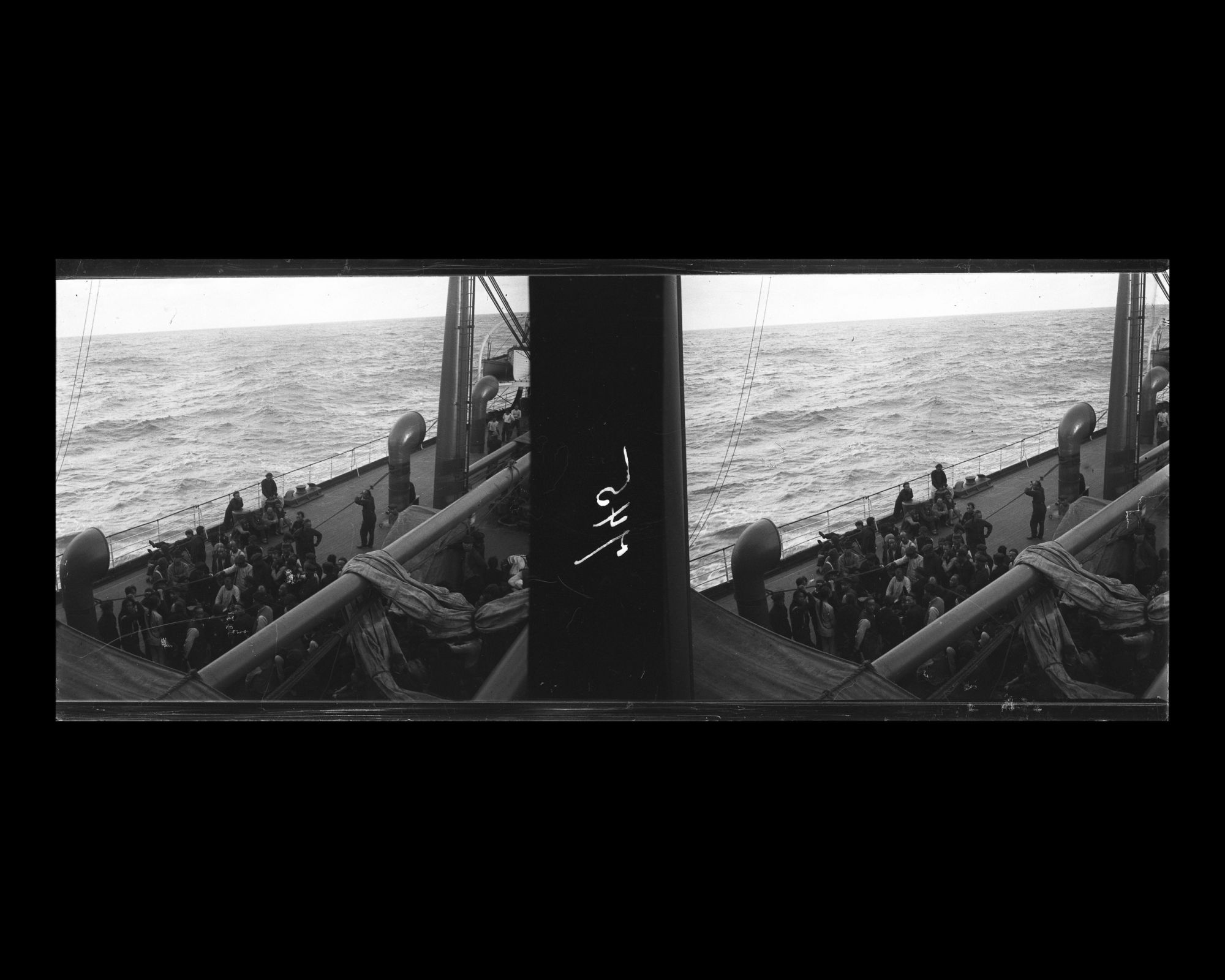 Image représentant Passagers ou membres d'équipage asiatiques sur le pont à l'arrière du navire