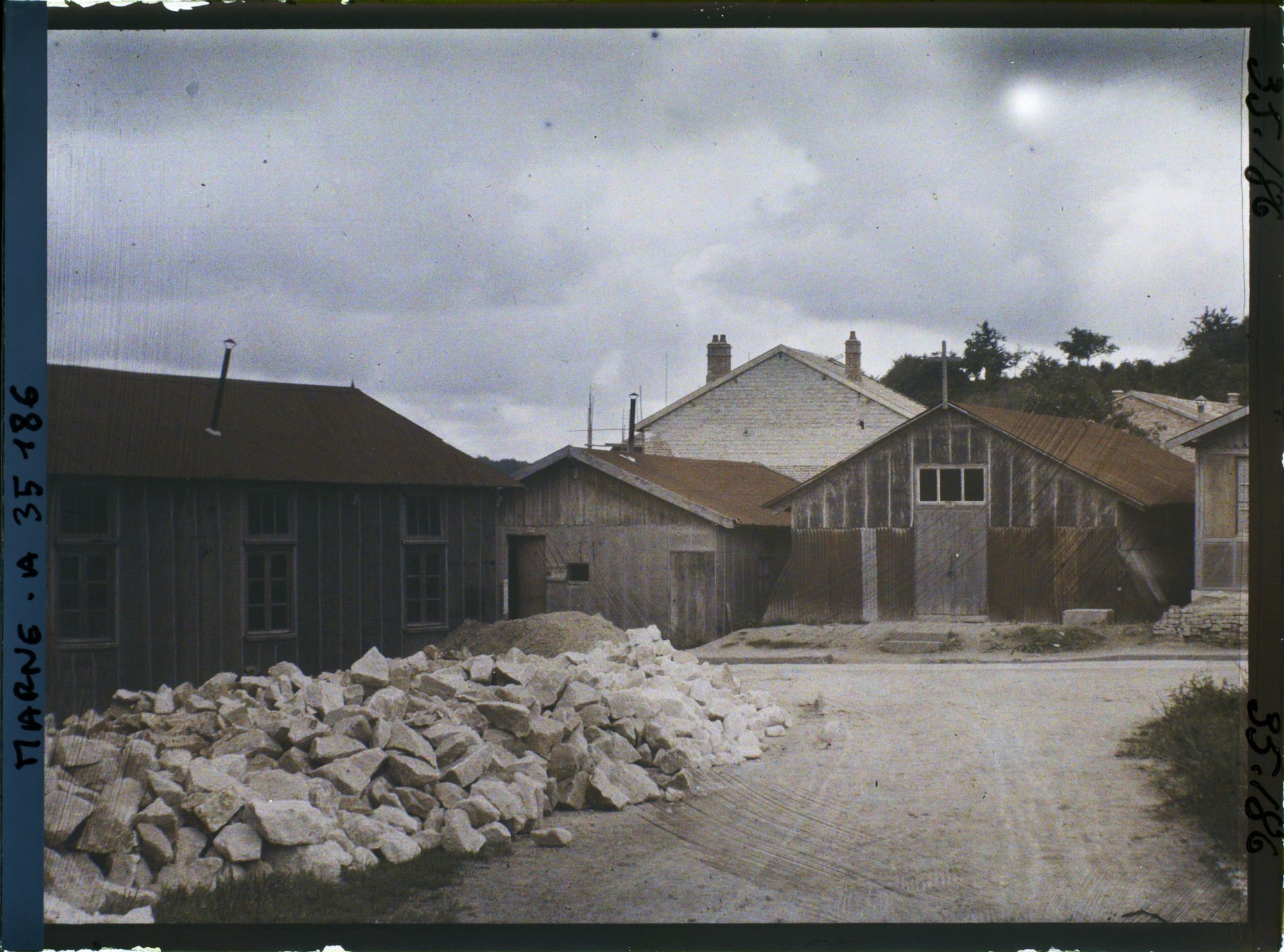 Image représentant France, Servon , Construction et Baraquements provisoires