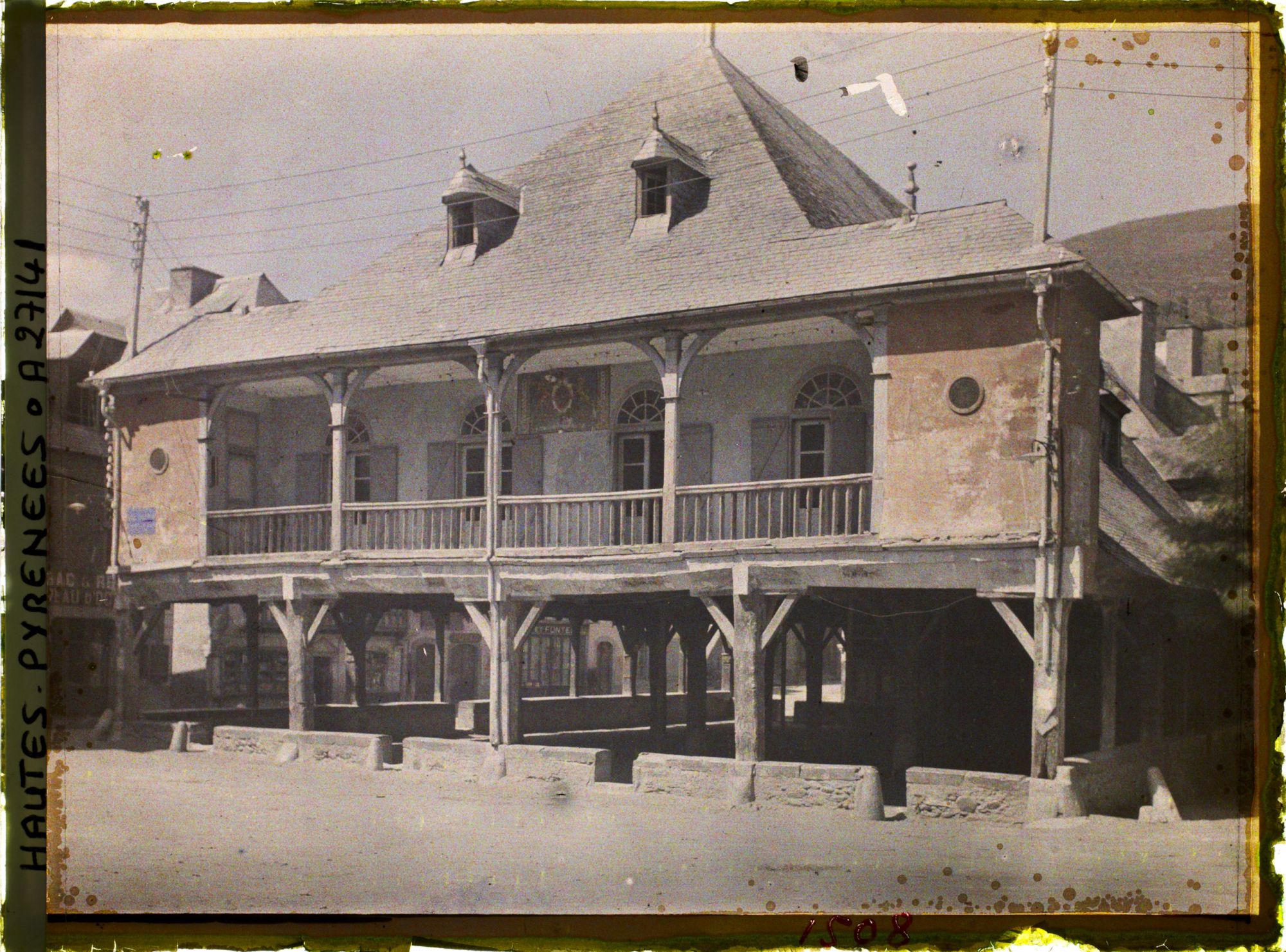 Image représentant France, Vallée d'Ossau, Arreau : Place de l'Hôtel de Ville