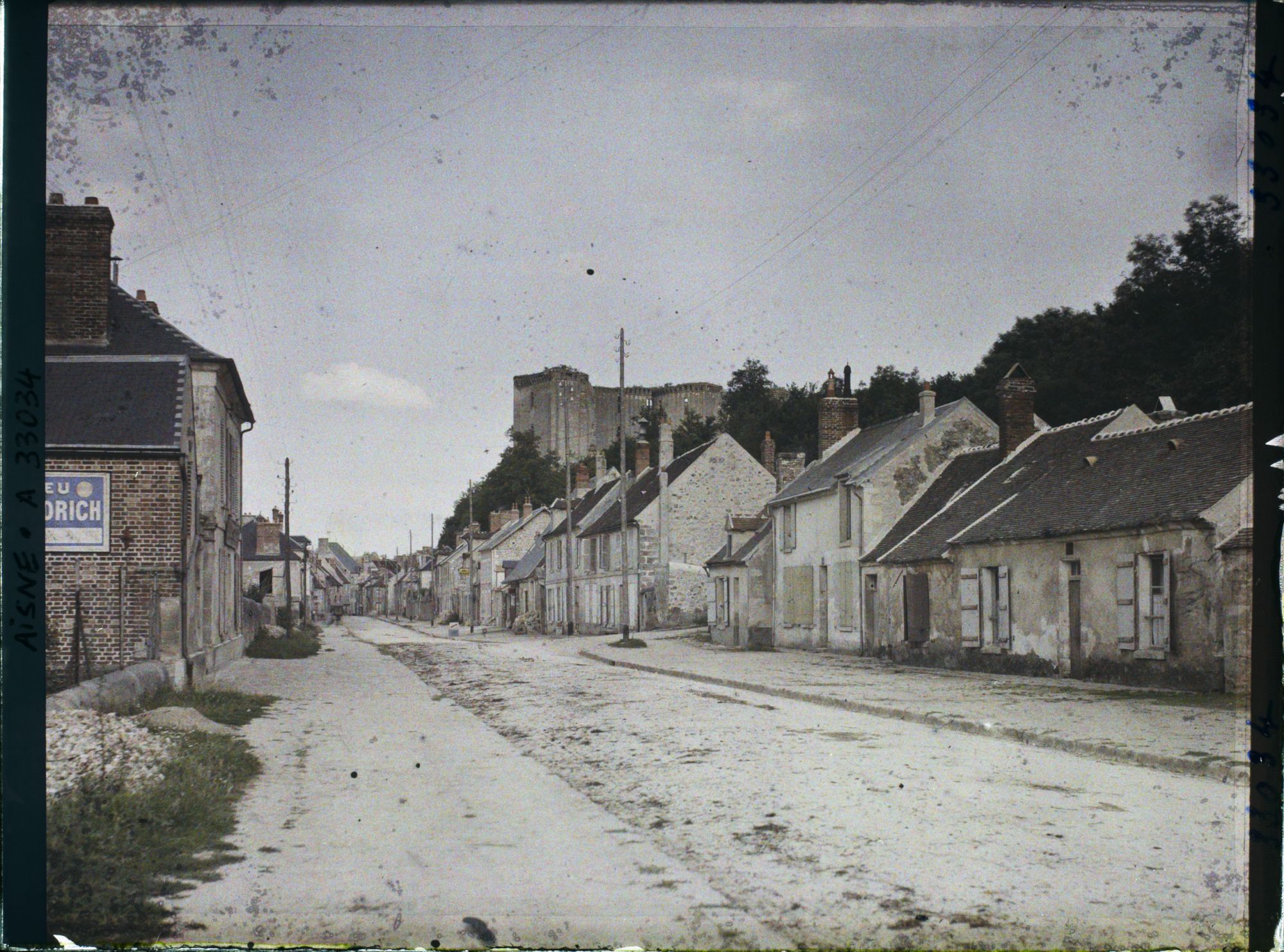 Image représentant France, La Ferte Milon, Entrée du Village et Château