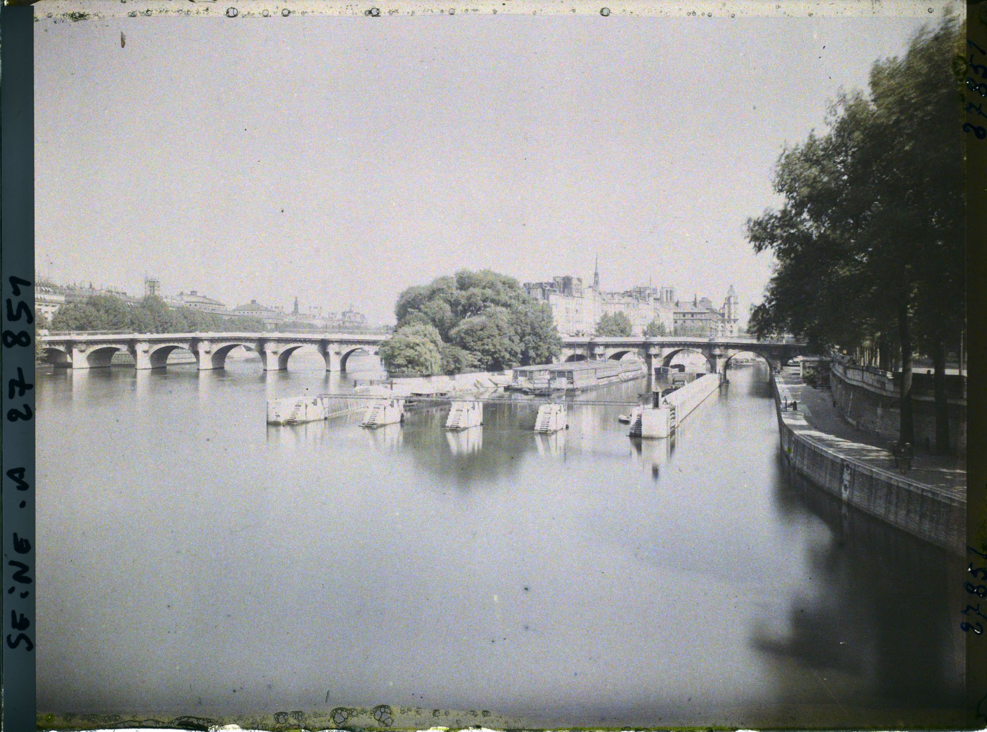 Image représentant Le Pont-Neuf, le barrage de la Monnaie et l'île de la Cité vus du pont des Arts
