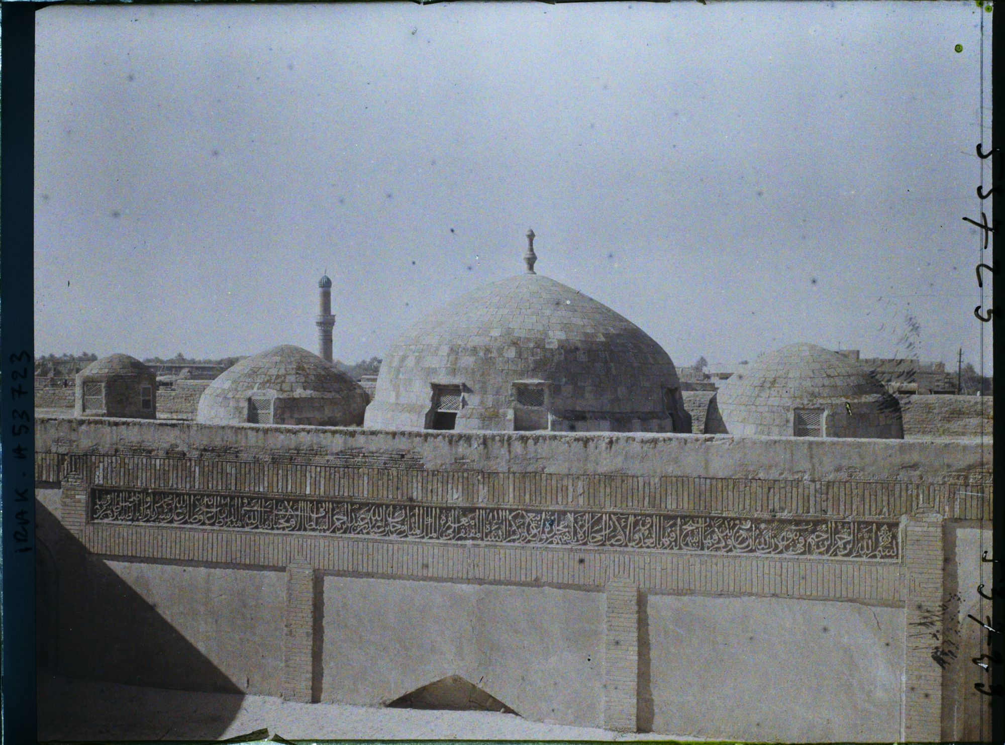 Image représentant Madrasa Mir Janniya (Ecole coranique de l'Emir Mirjan) (1357). Inscription coranique sur le mur de la cour