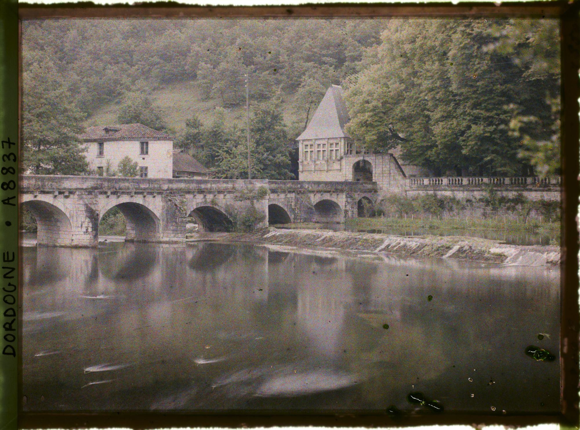 Image représentant France, Brantôme, La jonction des 2 bras de la rivière avec le pont coudé