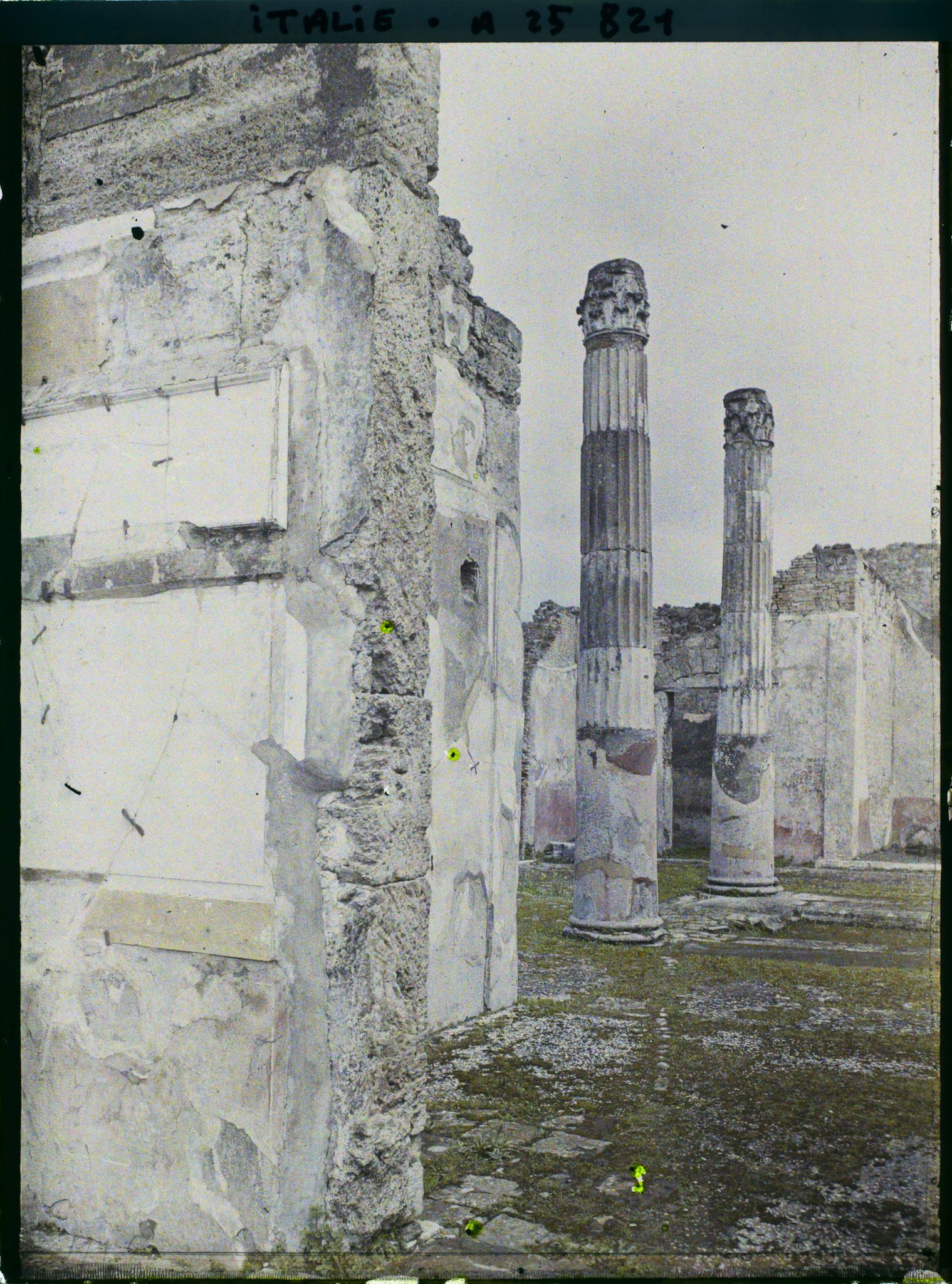 Image représentant Italie, Pompéi, Petites pièces et colonnes Maison du Faune