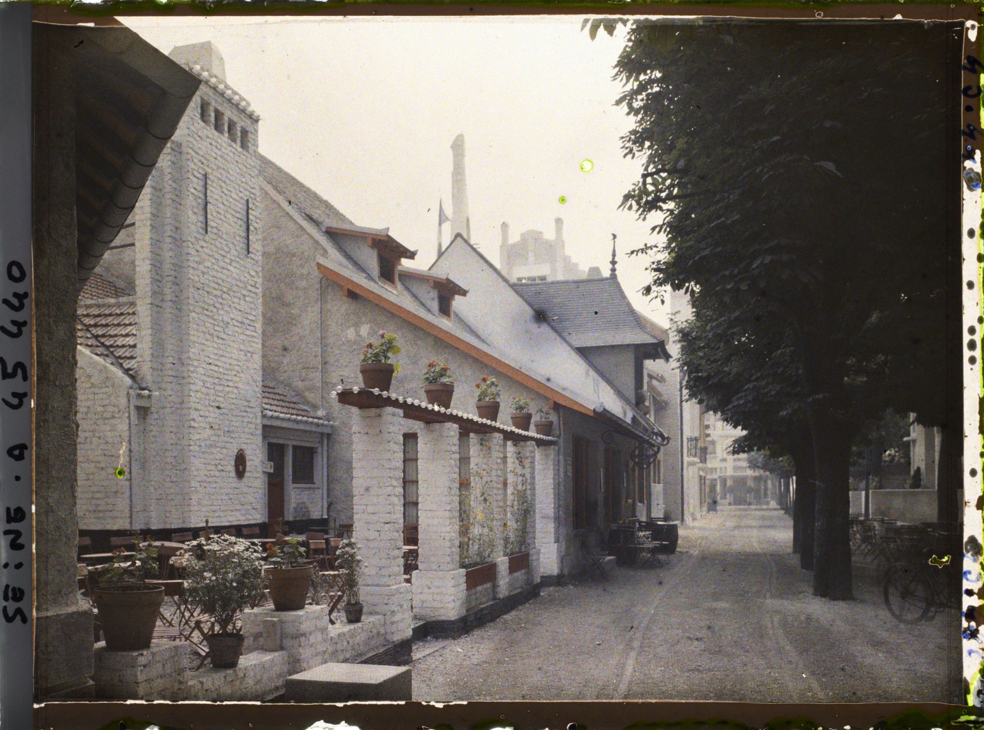 Image représentant L'Exposition des arts décoratifs, le Village français sous la direction de Charles Genuys, Le four et l'auberge La Potée lorraine