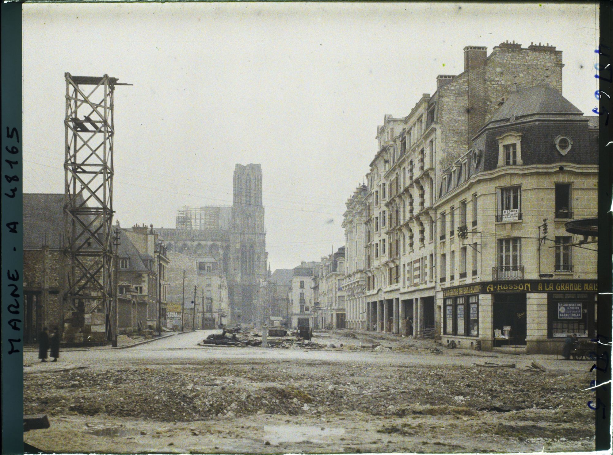 Image représentant France, Reims, Cours Langlet vers Cathédrale