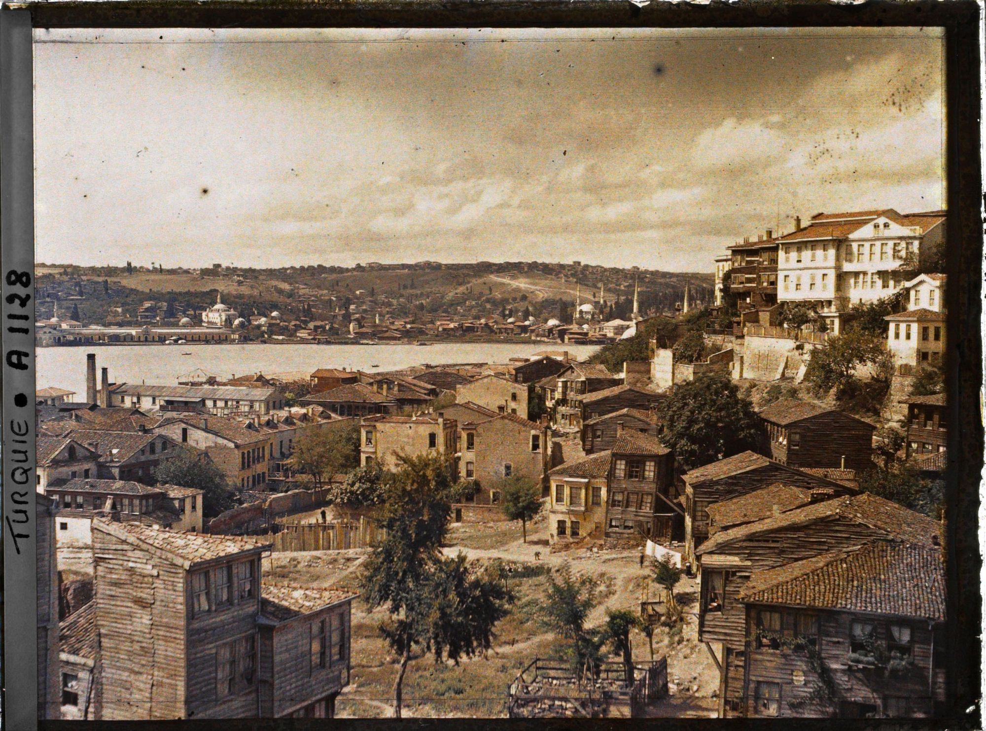 Image représentant Le haut de la Corne d'Or depuis la rive Nord vers le faubourg d'Eyüp