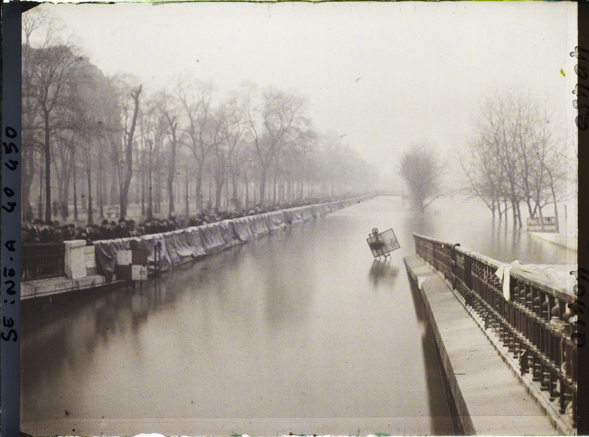Image représentant La ligne de chemins de fer des Invalides inondée, quai d'Orsay