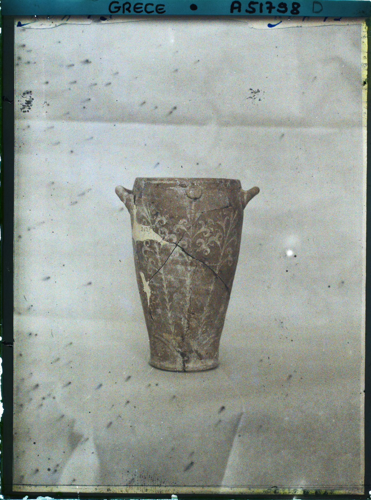 Image représentant Musée archéologique - Vase de terre cuite, orné de lys peints en blanc, provenant de Cnossos