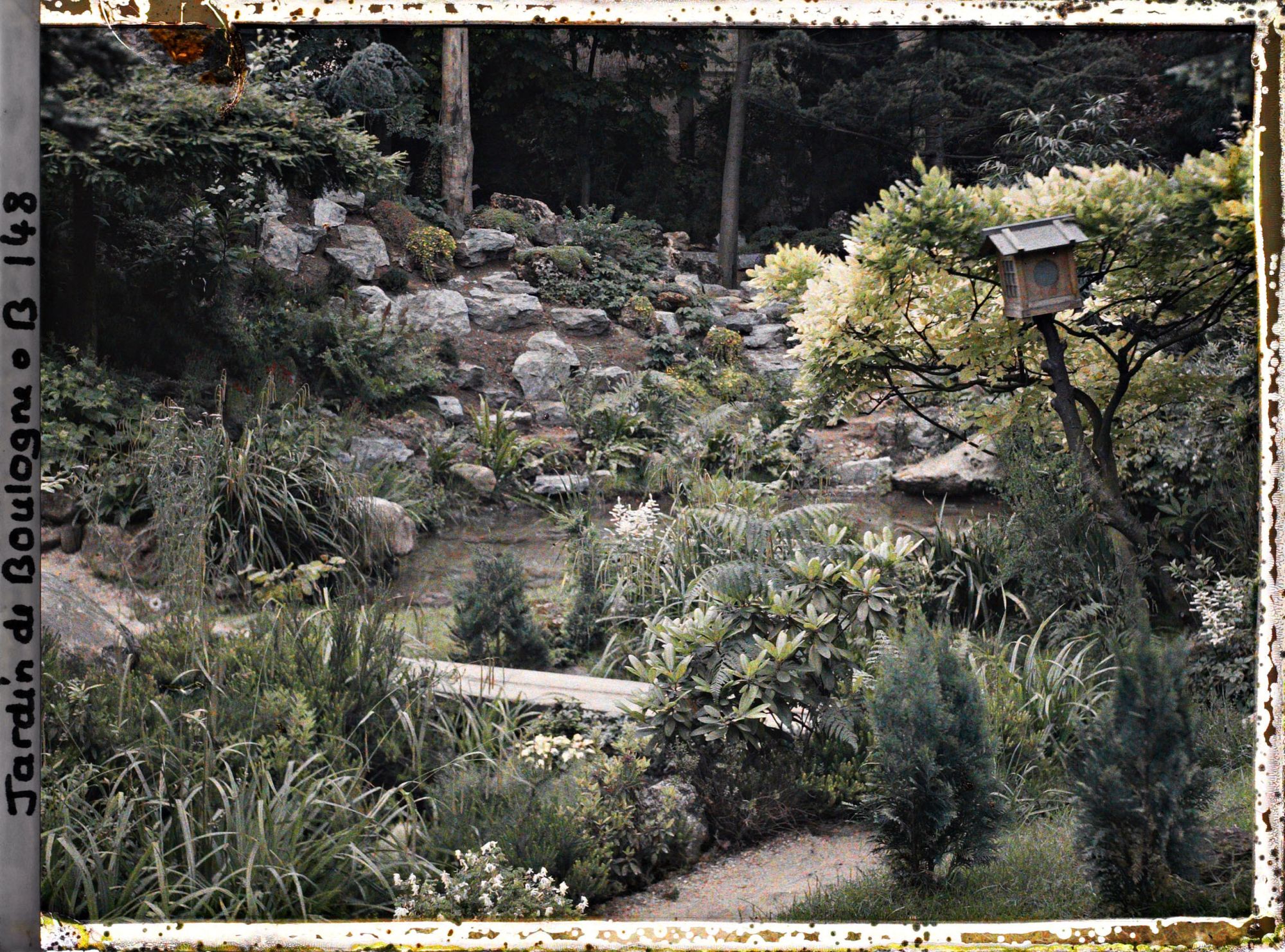 Image représentant Scène du " sanctuaire japonais " présentant un éboulis de pierres, située non loin de la façade de temple