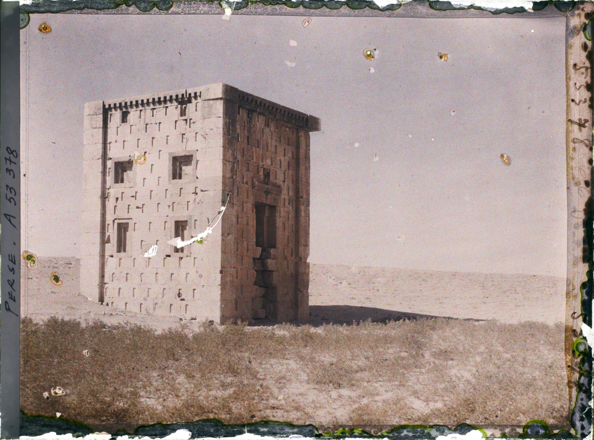 Image représentant La Ka'ba-ye Zartosht ou Kaaba Zardusht ou sanctuaire de Zoroastre (Ve siècle avant J.-C.)