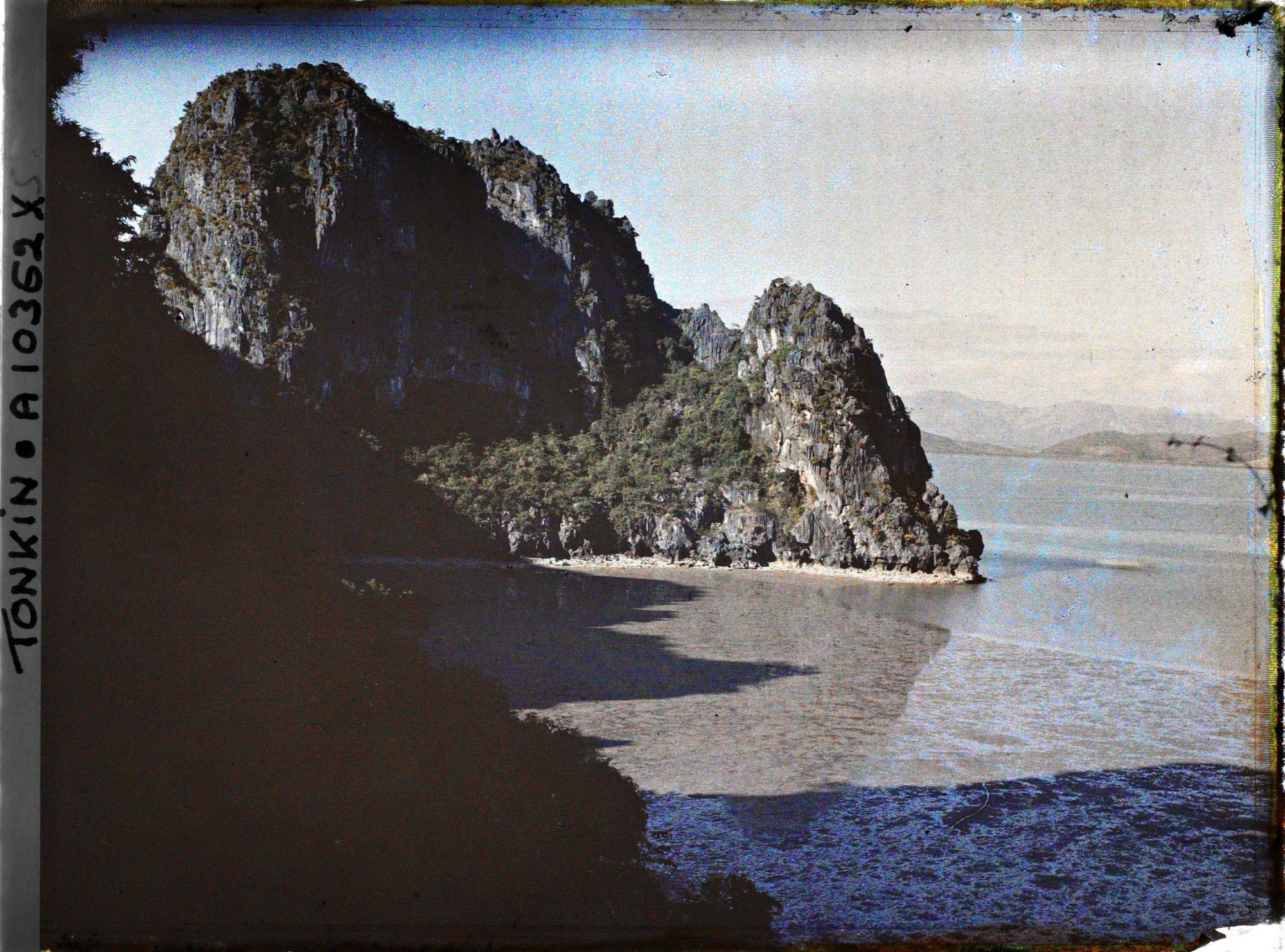 Image représentant Un panorama sur les rochers pris de la " Grotte des Merveilles " en direction de Hon-gai