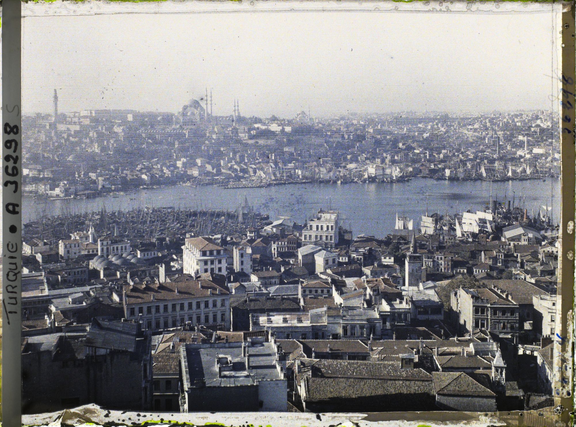Image représentant La Corne d'Or, vue depuis le haut de la tour de Galata (rive gauche, nord) vers la Suleymaniye Camii