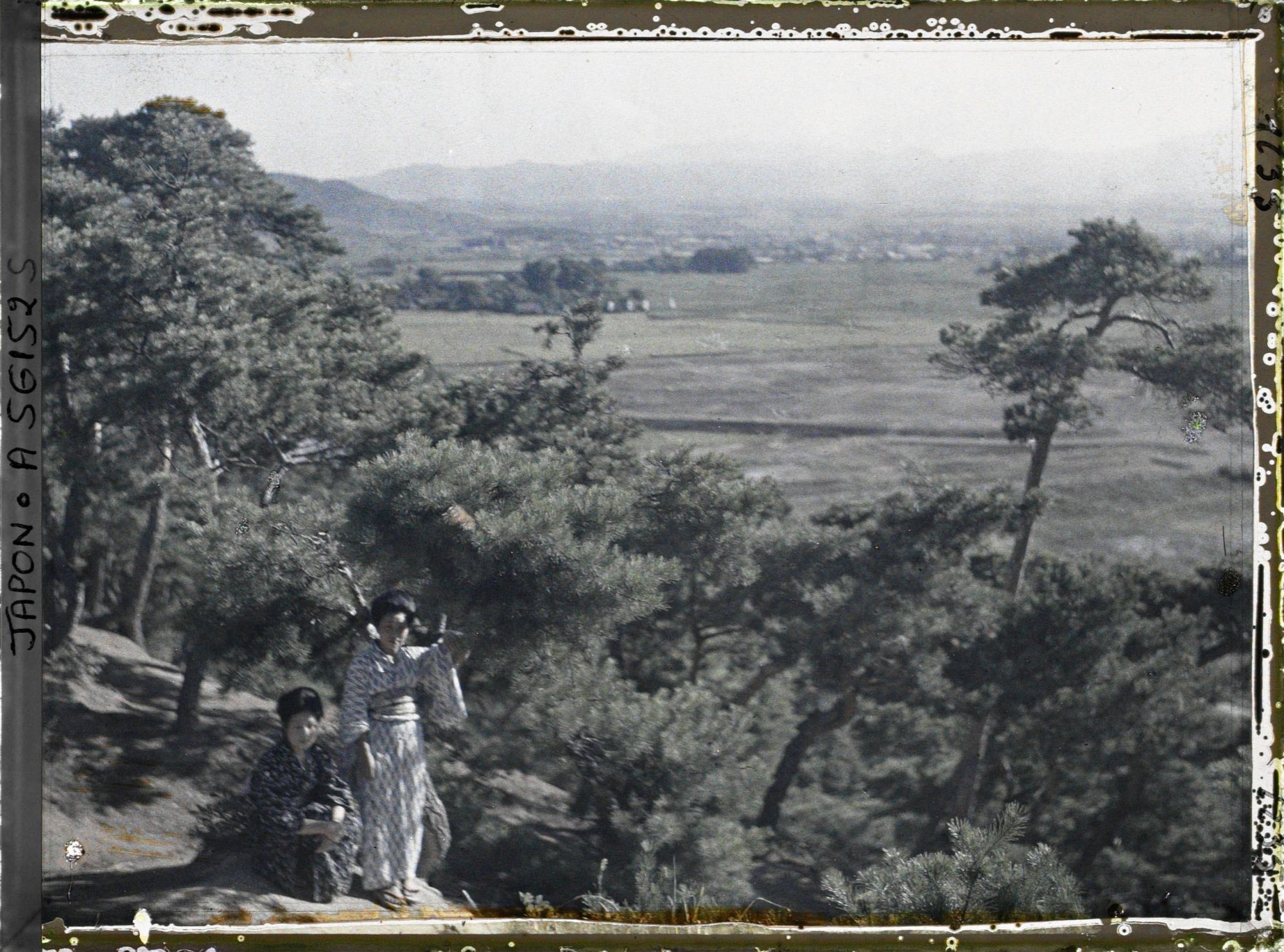 Image représentant Deux jeunes femmes sur une hauteur dominant la plaine d'Asama