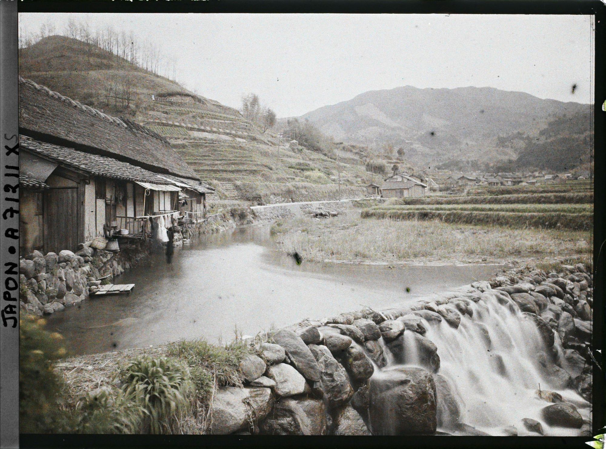Image représentant Rivière bordée de maisons