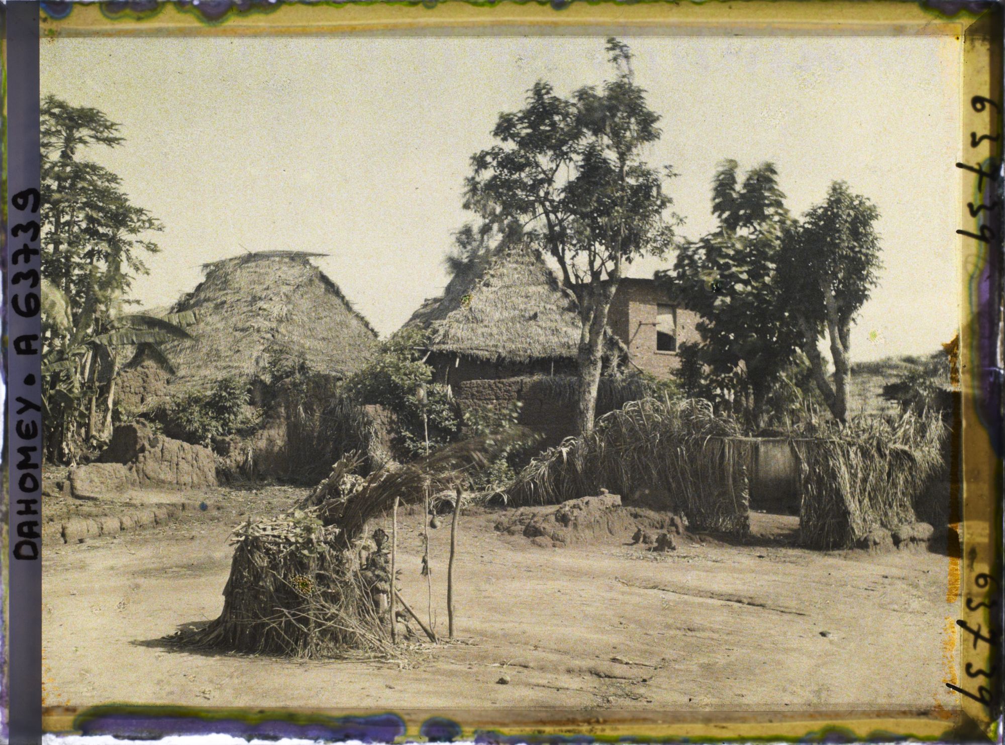 Image représentant Autel de fétiche sur une place de la ville indigène