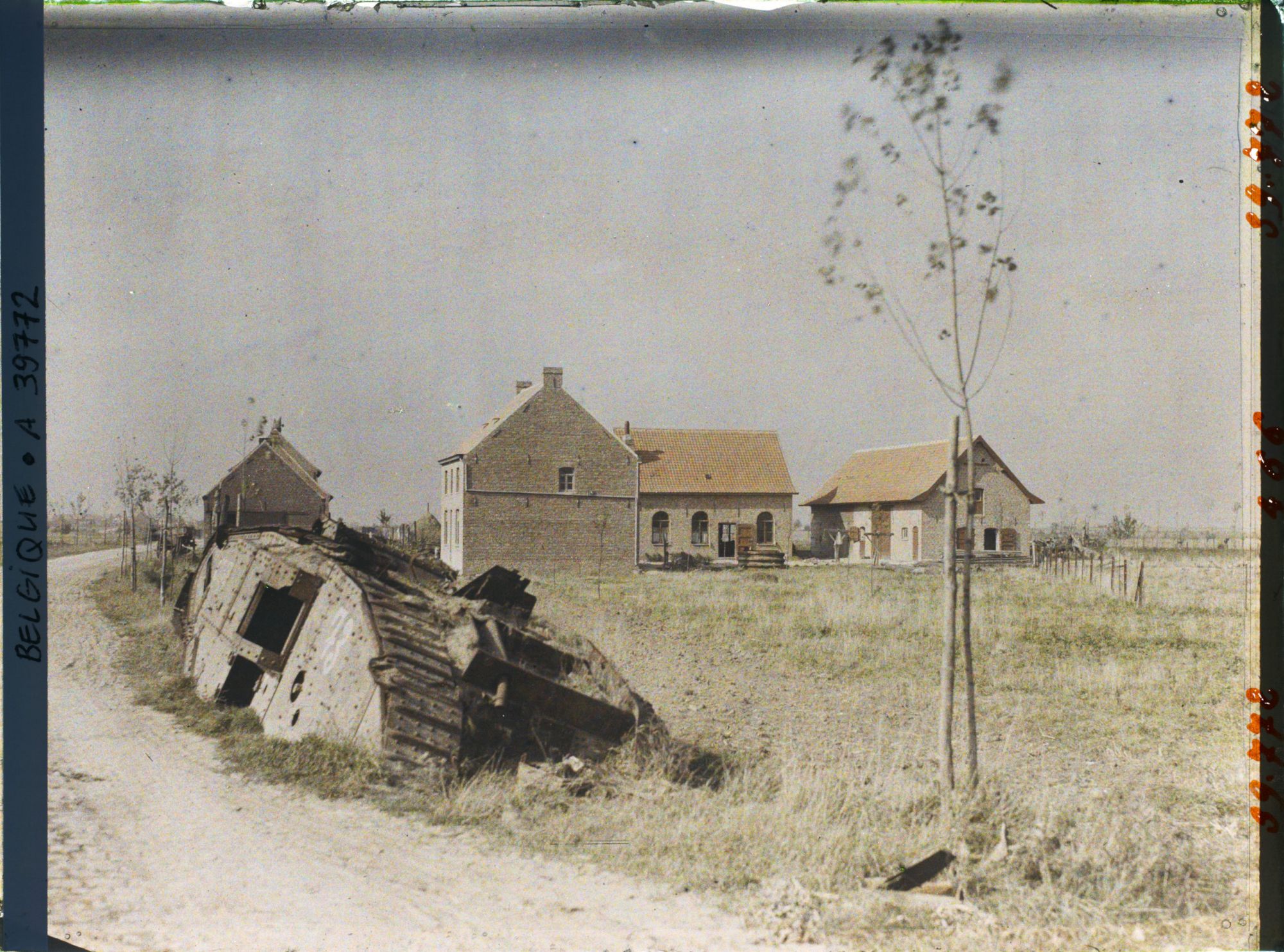Image représentant Belgique, St Julien, Tank près d'une ferme