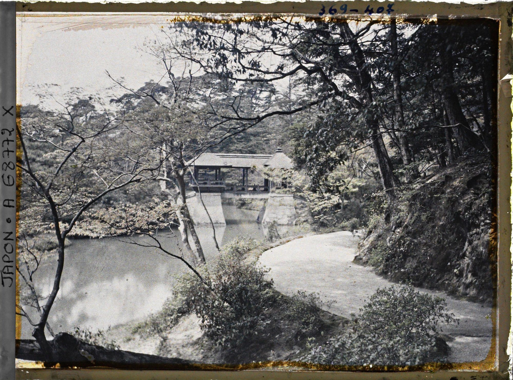 Image représentant Les jardins de la villa impériale Shugakuin Rikyû : l'étang Yokuryu et le pont Chitose-bashi (Pont de Mille Ans)