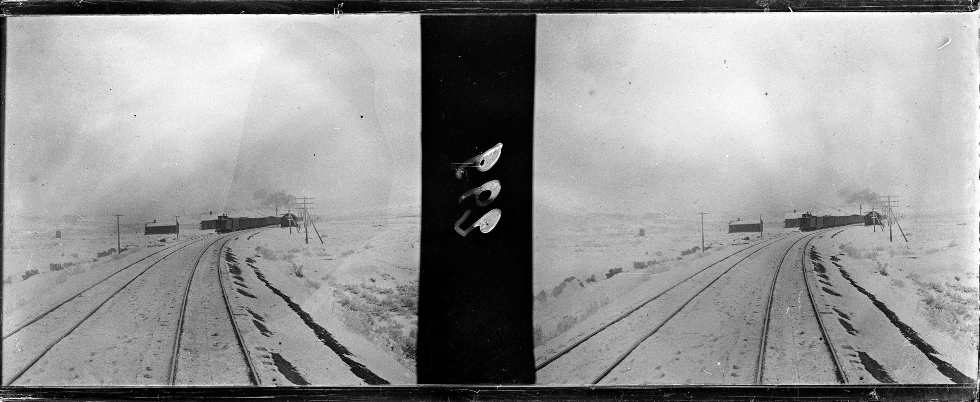 Image représentant Le paysage recouvert de neige pris depuis depuis la plate-forme d'observation située à l'arrière du train, probablement la nuit