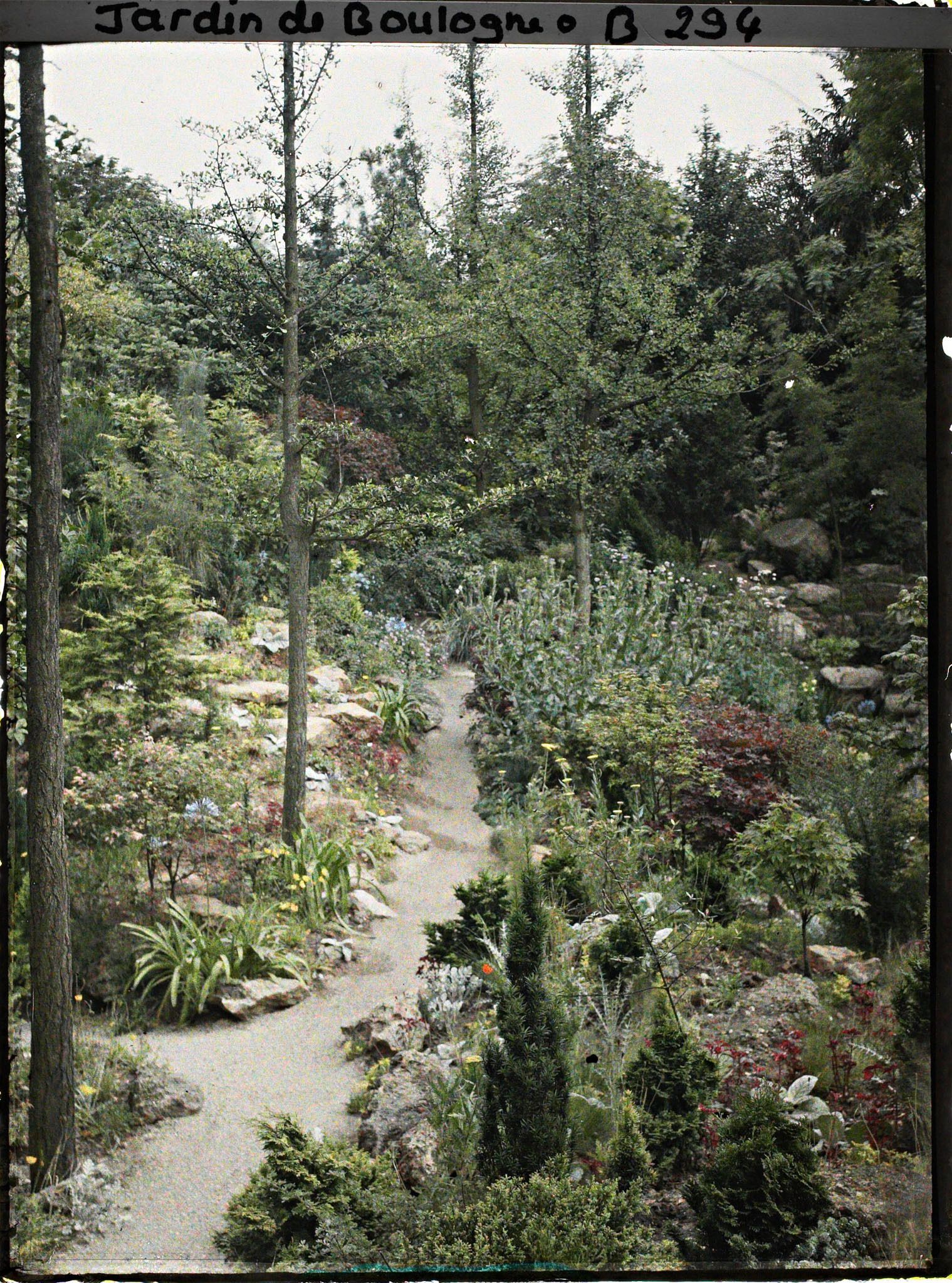 Image représentant Chemin escarpé proche du " sanctuaire japonais ", longeant un vallon rocheux du " jardin chinois "