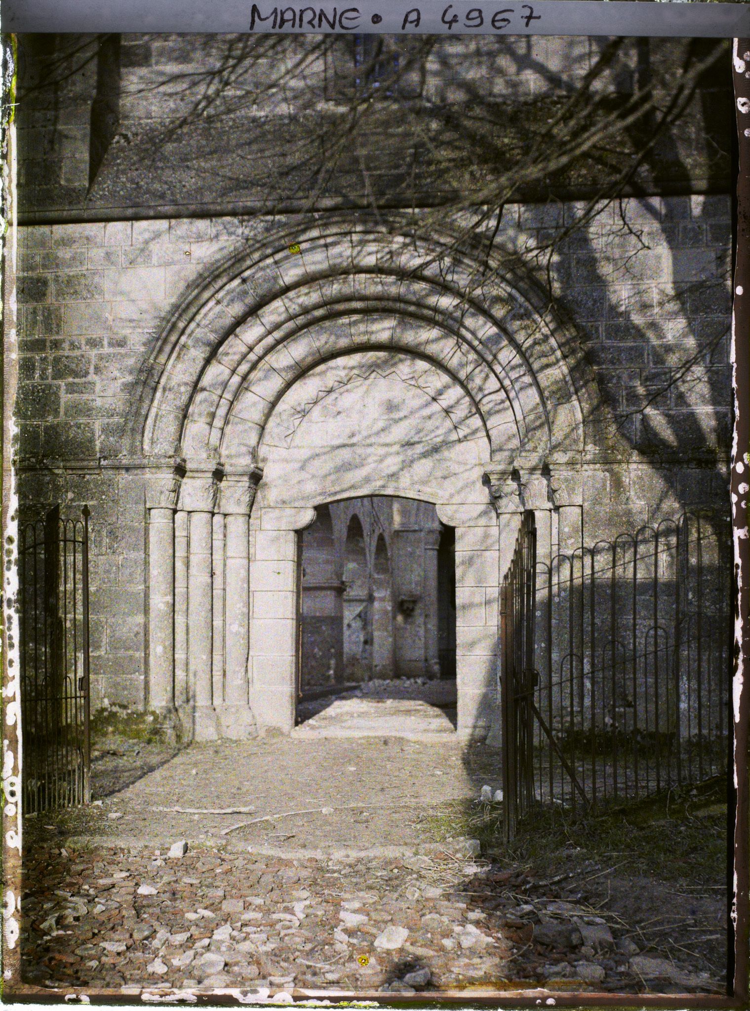 Image représentant Le portail de l'église Saint-Denis après les bombardements du 7 février