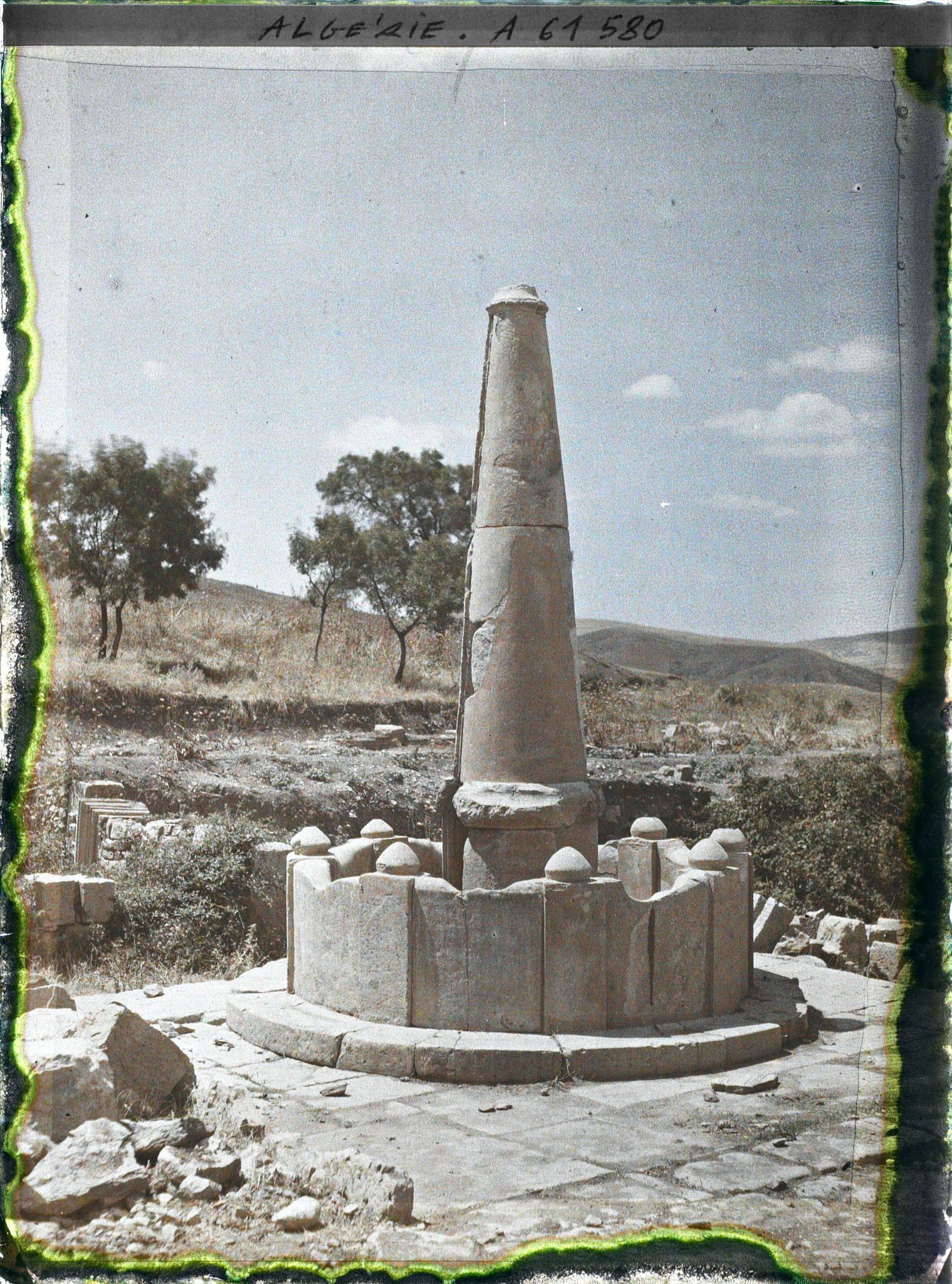 Image représentant Algérie, Djemila, Une fontaine