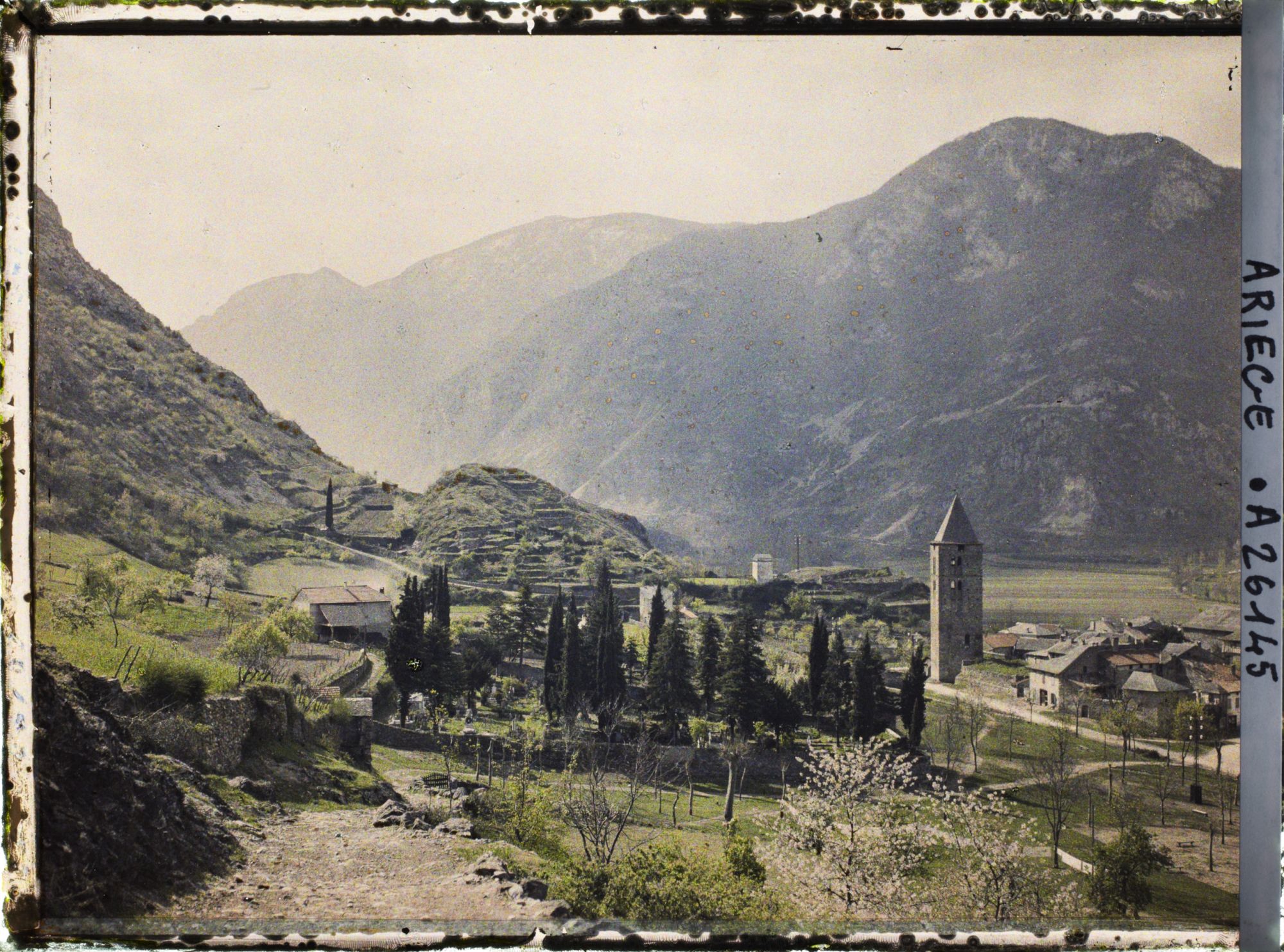 Image représentant Le vieux clocher et le cimetière ; la vallée de l'Ariège vers l'amont