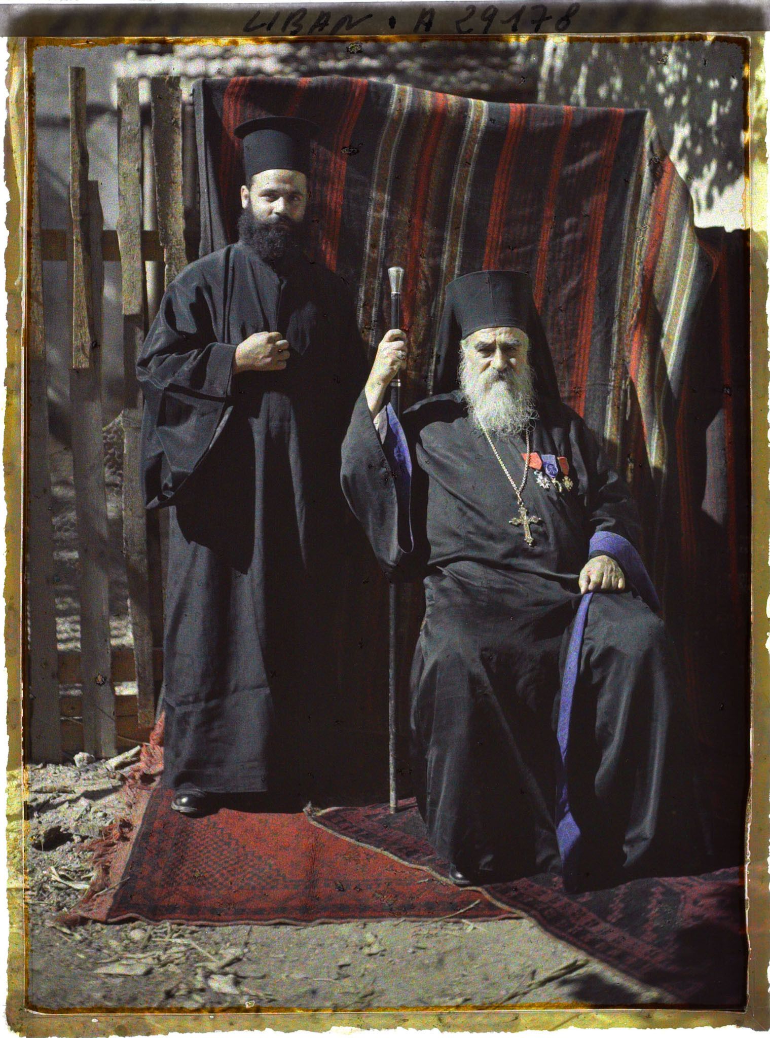 Image représentant Monseigneur Domani, évêque catholique de l'église maronite, et son adjoint