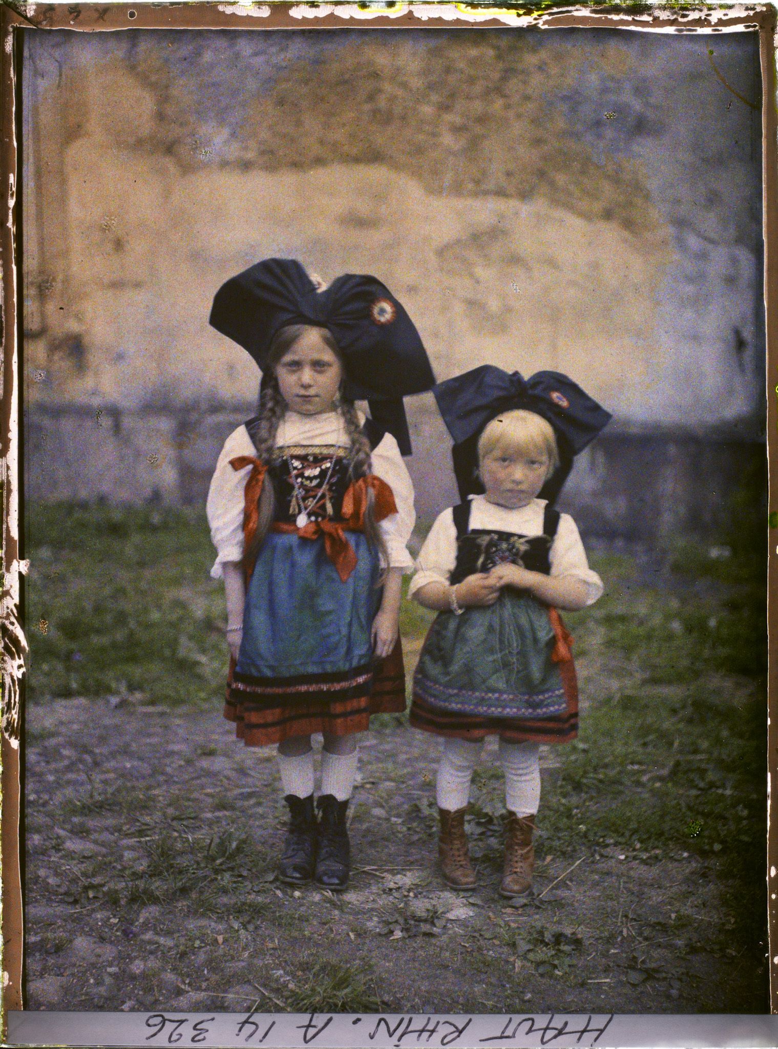 Image représentant Deux petites alsaciennes