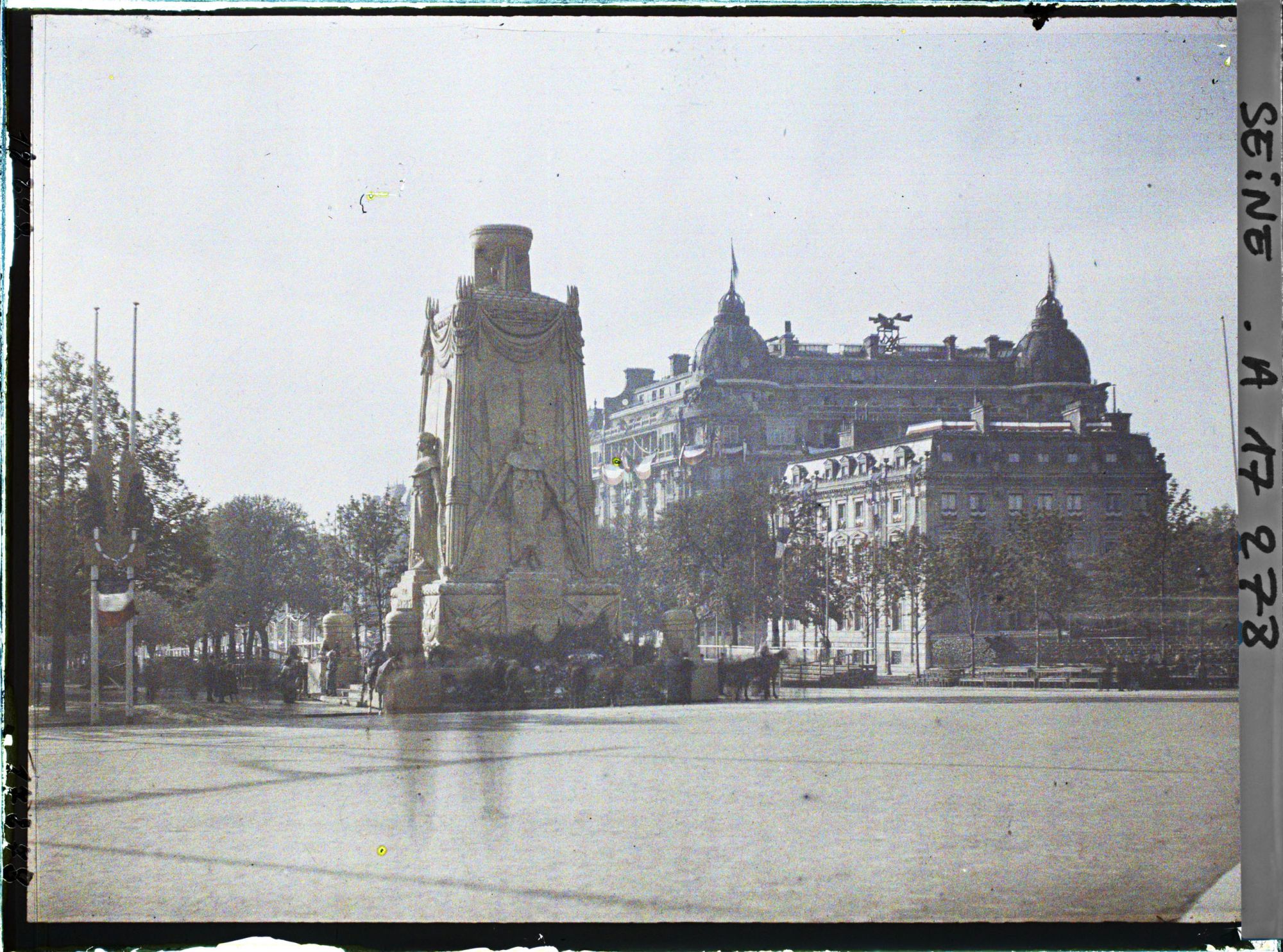 Image représentant Le Cénotaphe dédié aux morts pour la patrie pour les fêtes de la Victoire des 13 et 14 juillet devant le pavillon des Maréchaux place de l'Etoile (avenue des Champs-Elysées)