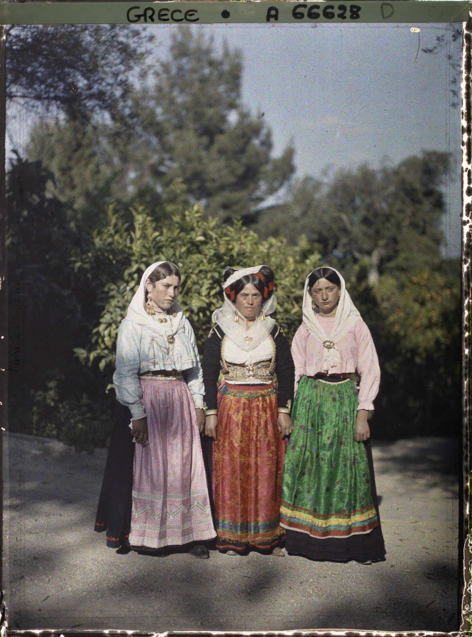 Image représentant Trois femmes Corfiotes en costume