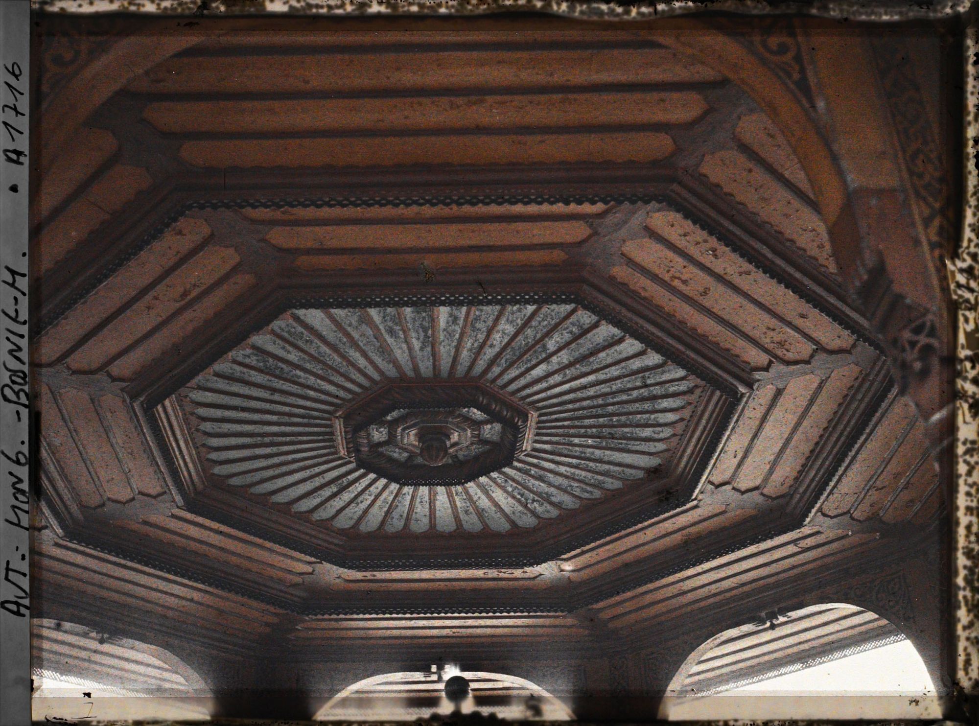 Image représentant Détail du plafond du bassin d'ablutions de la grande mosquée