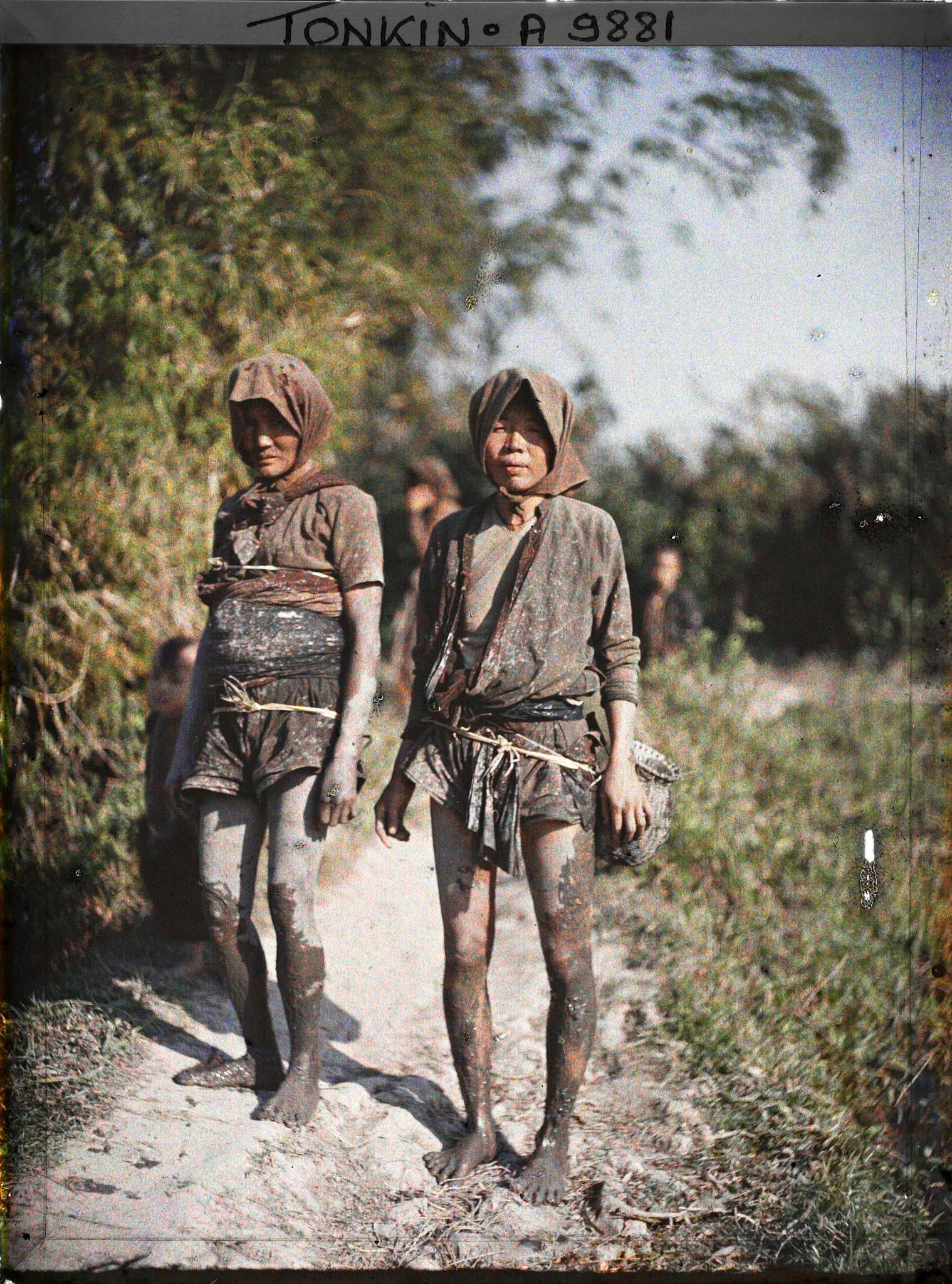 Image représentant Des femmes revenant de la pêche aux crustacés d'eau douce