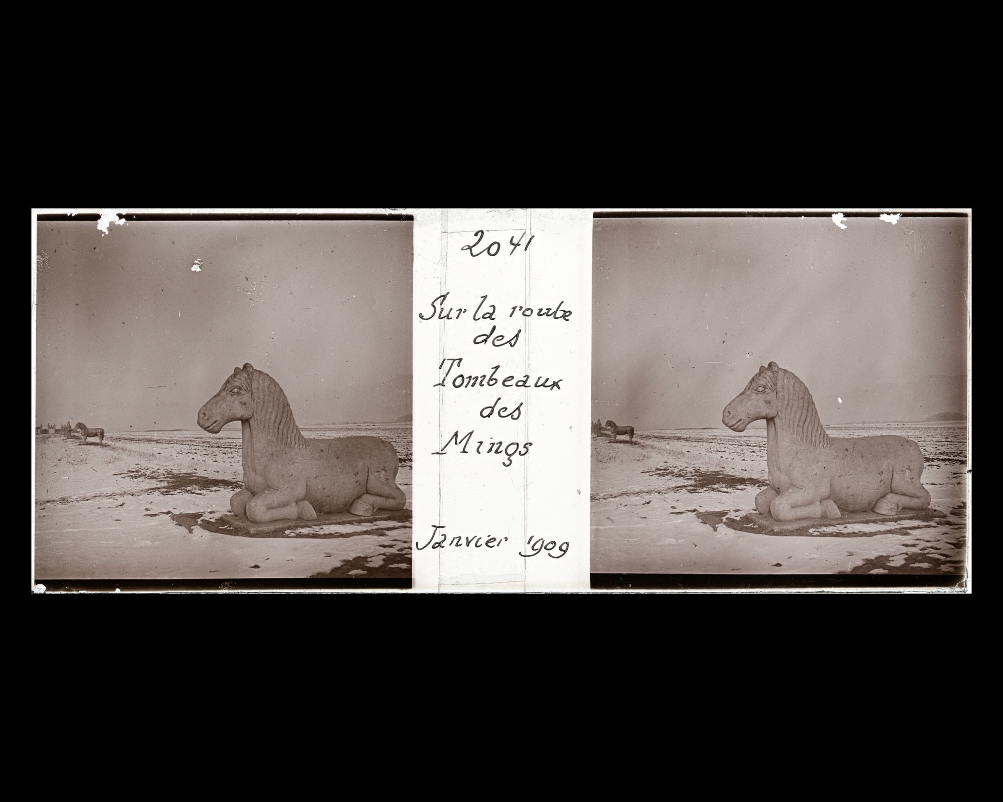 Image représentant Ming Shisanling ("Treize Tombeaux des Ming"). L'un des deux chevaux assis de l'allée des statues