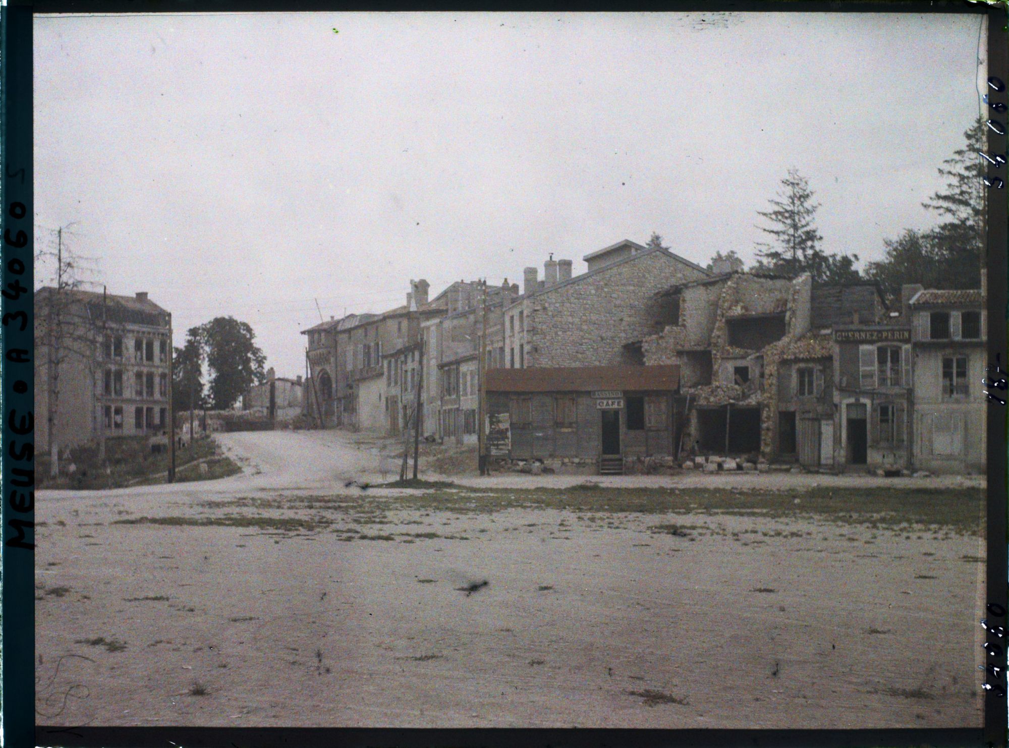Image représentant France, Verdun, Un Coin de la Place de la Roche avec la Porte Châtel