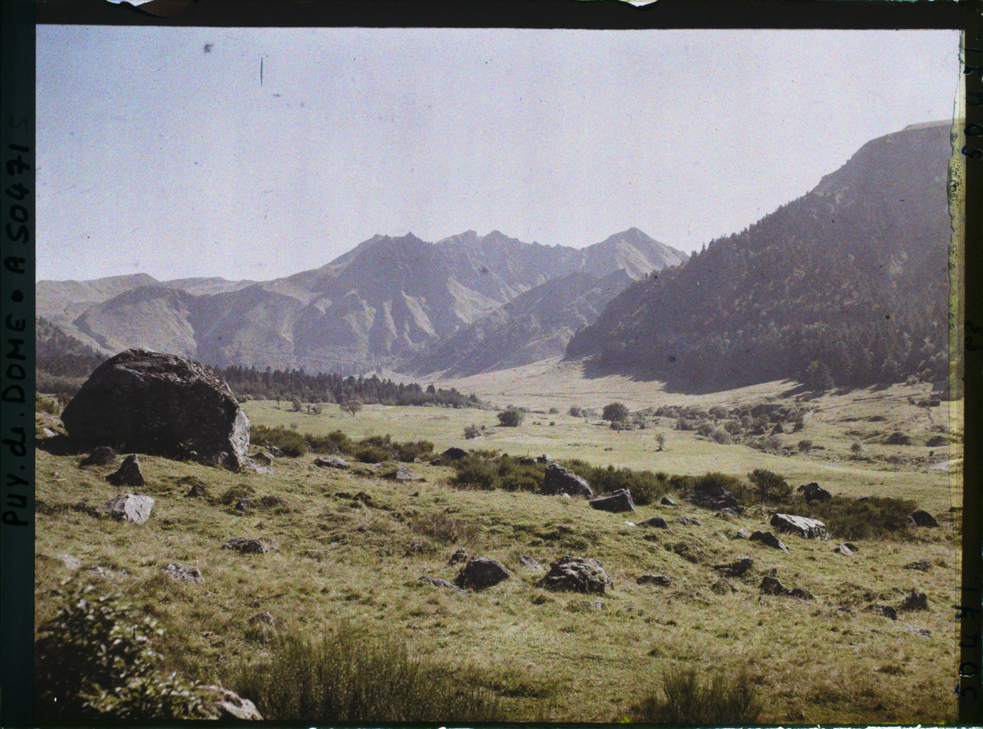 Image représentant France, Mont-Dore, Le fond de la Vallée et le Pic du Sancy (1886 m.)