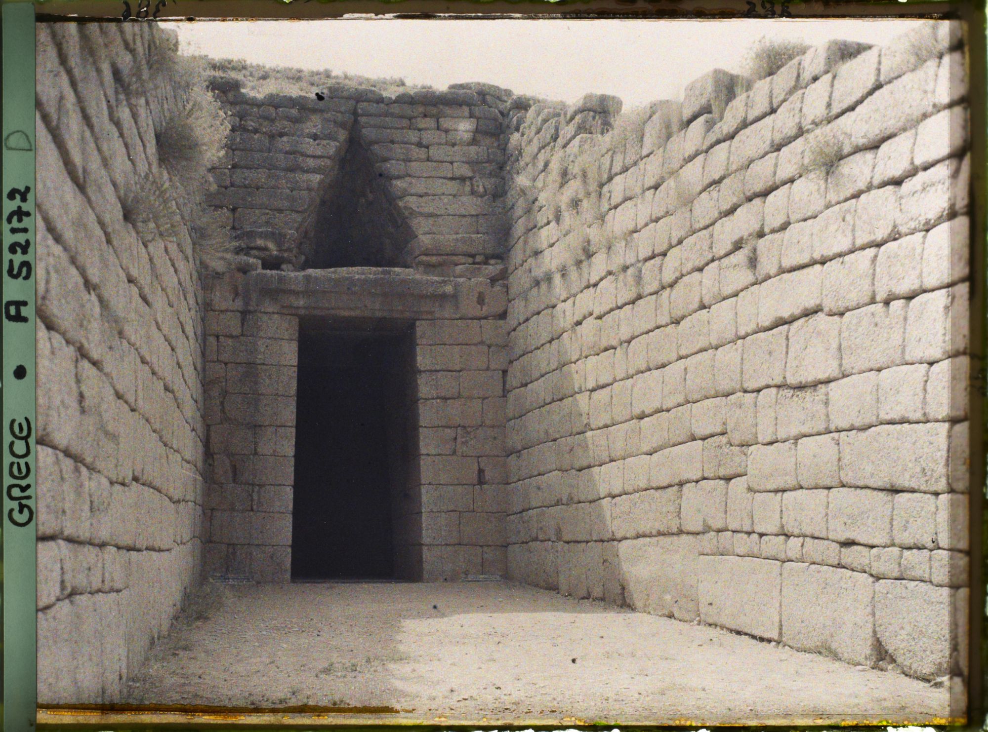 Image représentant Le Dromos (corridor d'entrée à ciel ouvert) conduisant à la porte du Trésor d'Atrée : tombe voûtée du père d'Agamemnon dans la ville basse