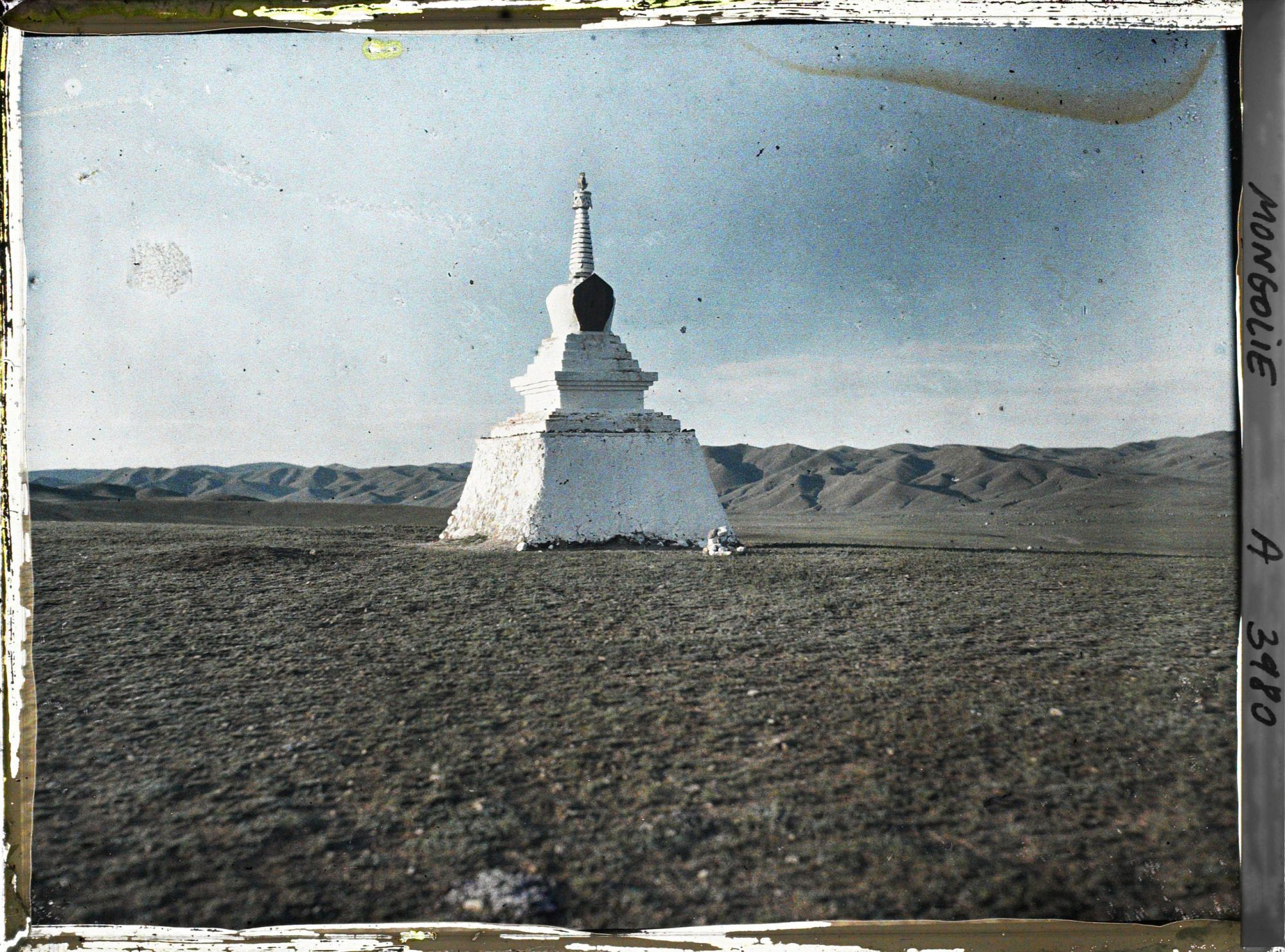 Image représentant Un suvraga ou stûpa avec au fond, la montagne située au nord d'Ourga