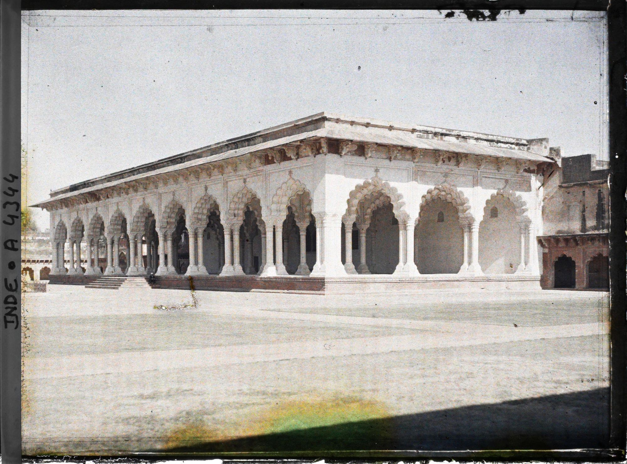Image représentant Dans le fort Rouge (Lal Qila), une vue générale de la salle des audiences publiques (Diwan-i-Am)
