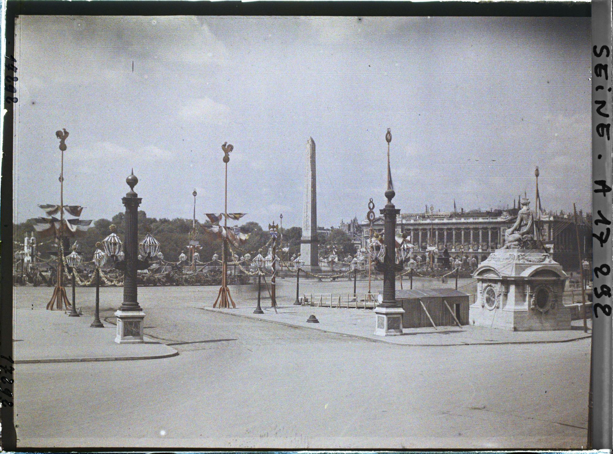 Image représentant La place de la Concorde décorée pour les fêtes de la Victoire des 13 et 14 juillet