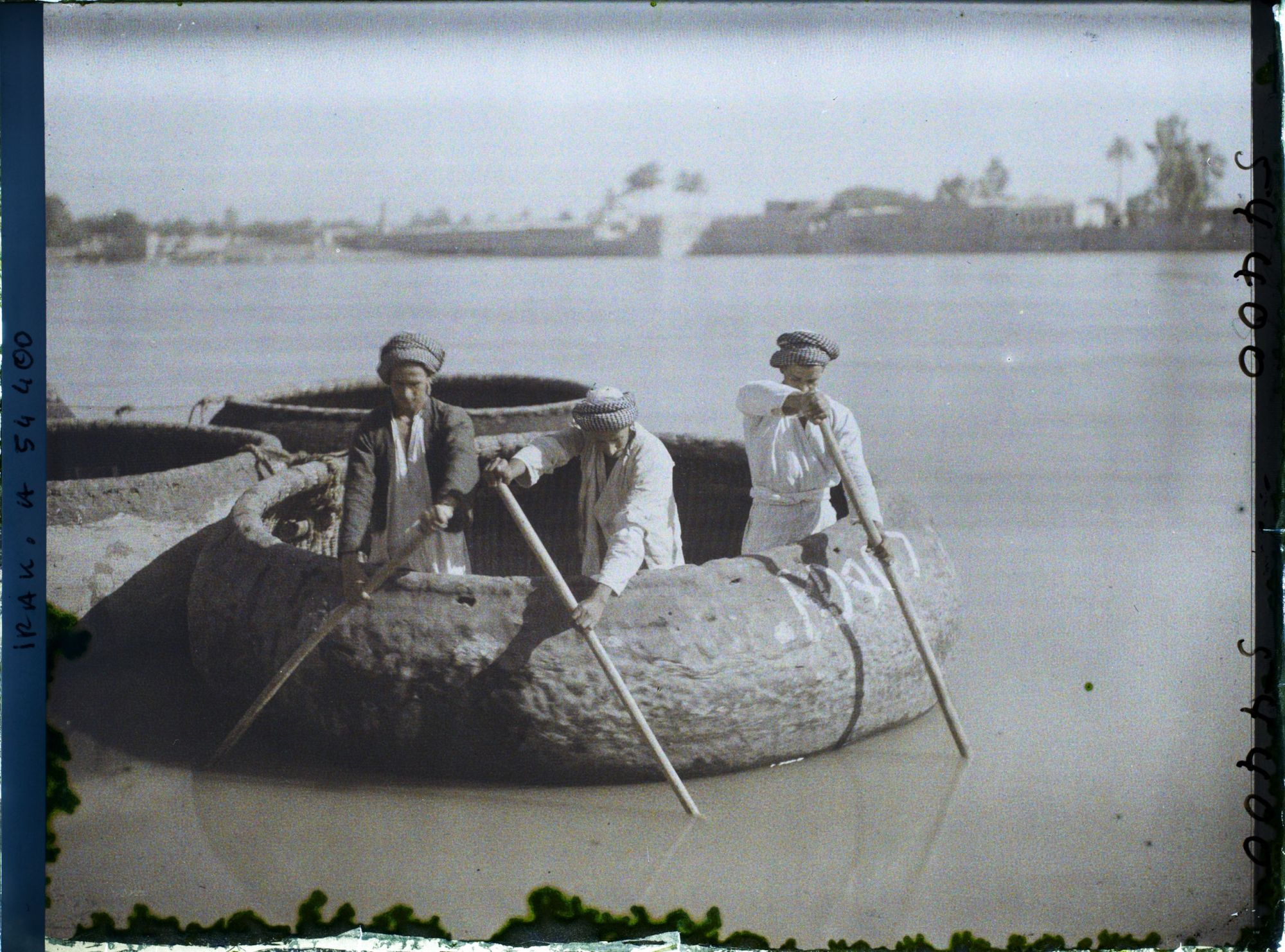 Image représentant Hommes à bord d'un couffa sur le Tigre