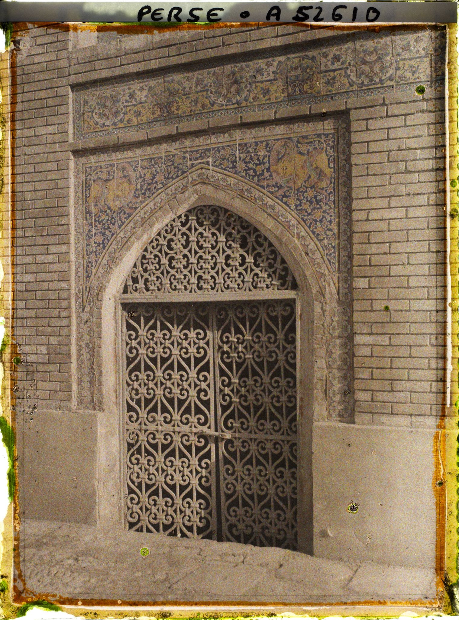 Image représentant Palais du Golestan, détail d'une porte grillagée du "Palais des zéphirs"