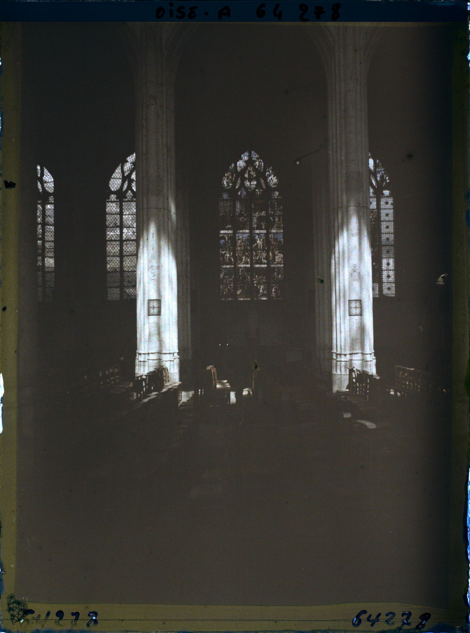 Image représentant Ile de France, Autriches, L'Eglise Vitraux du déambulatoire