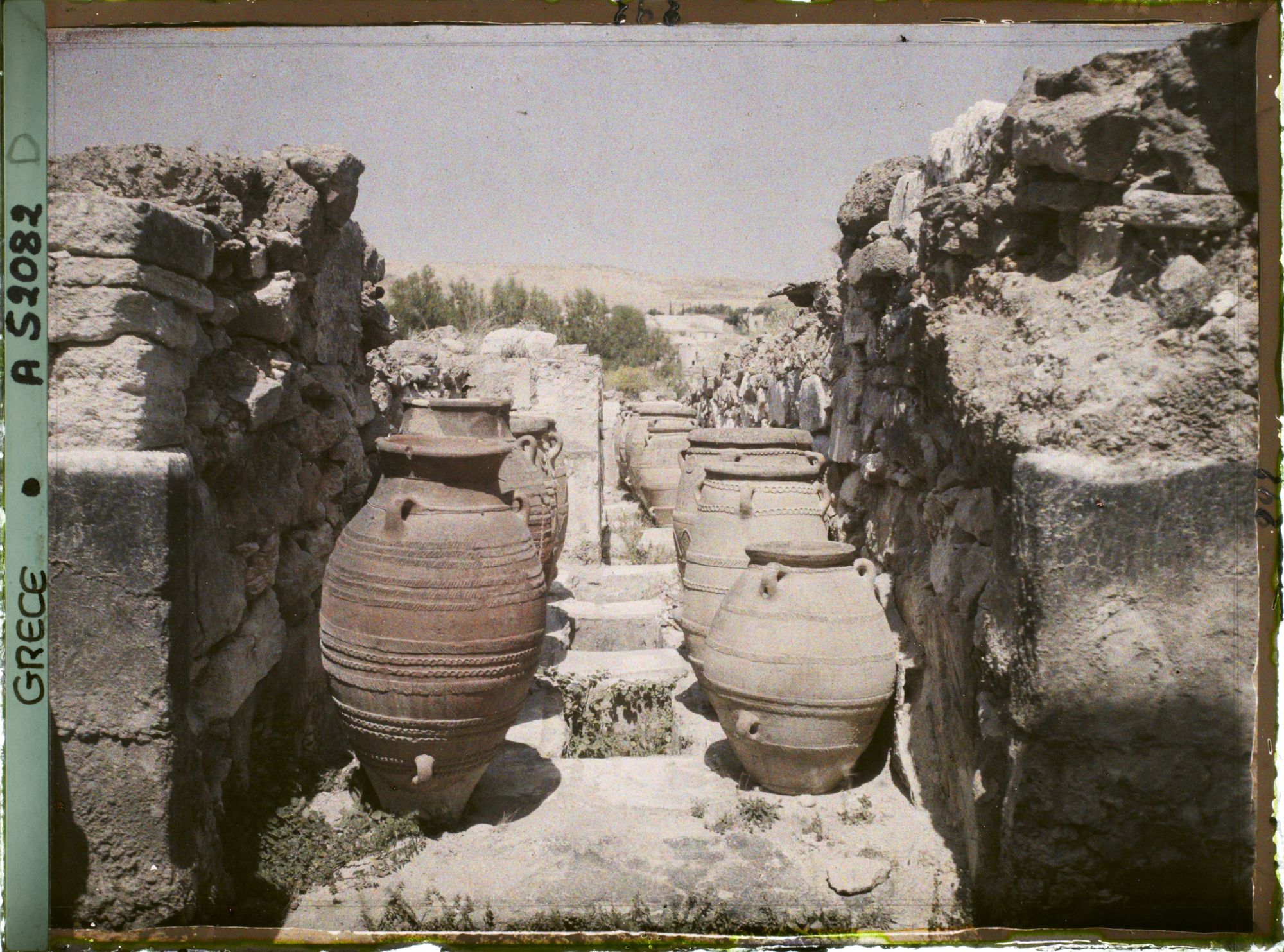 Image représentant Pithos (jarres) alignés dans l'un des magasins du Palais