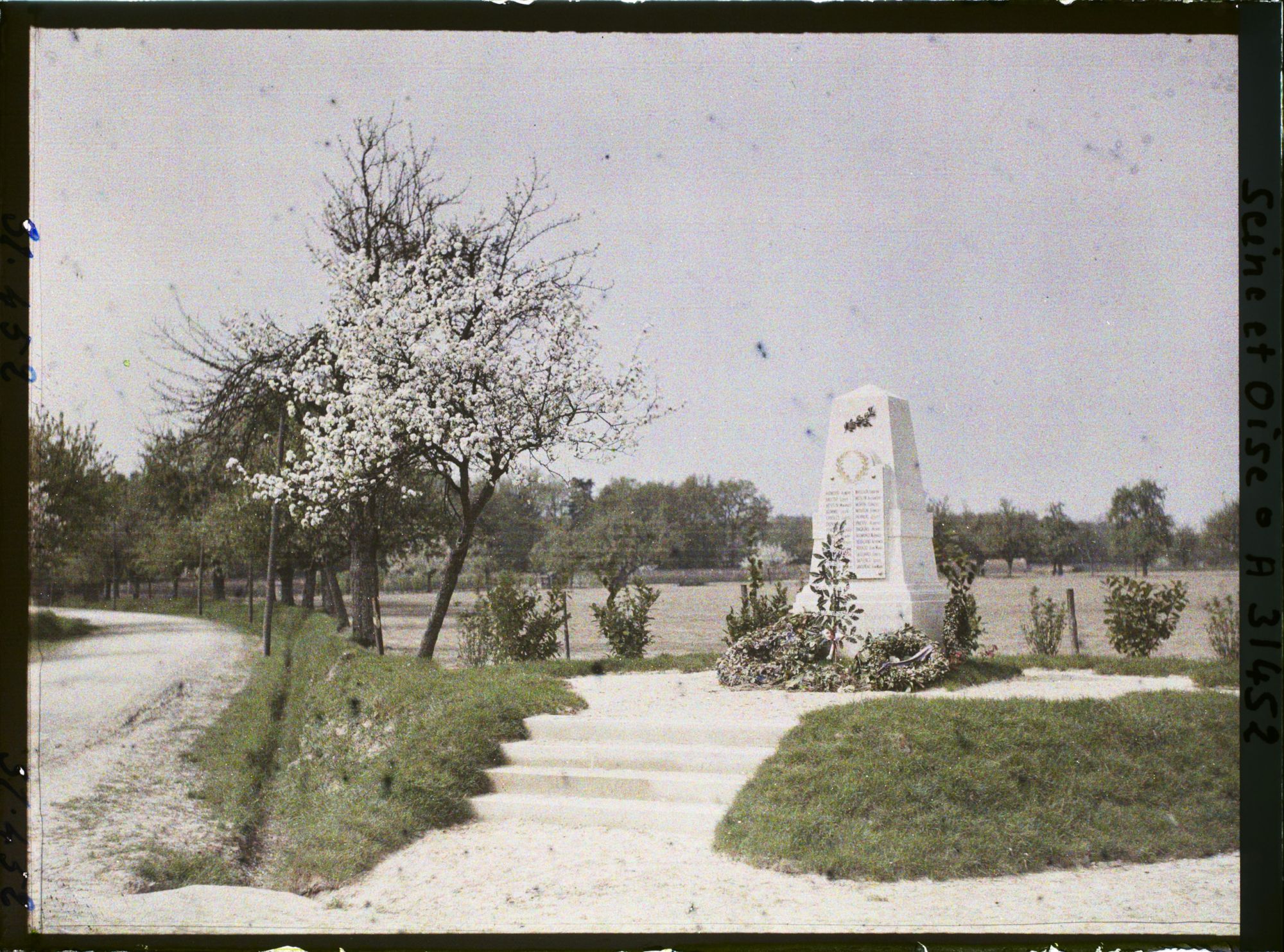 Image représentant France , Montigny-le-Bretonneux, Le monument aux morts de la Commune de Montigny