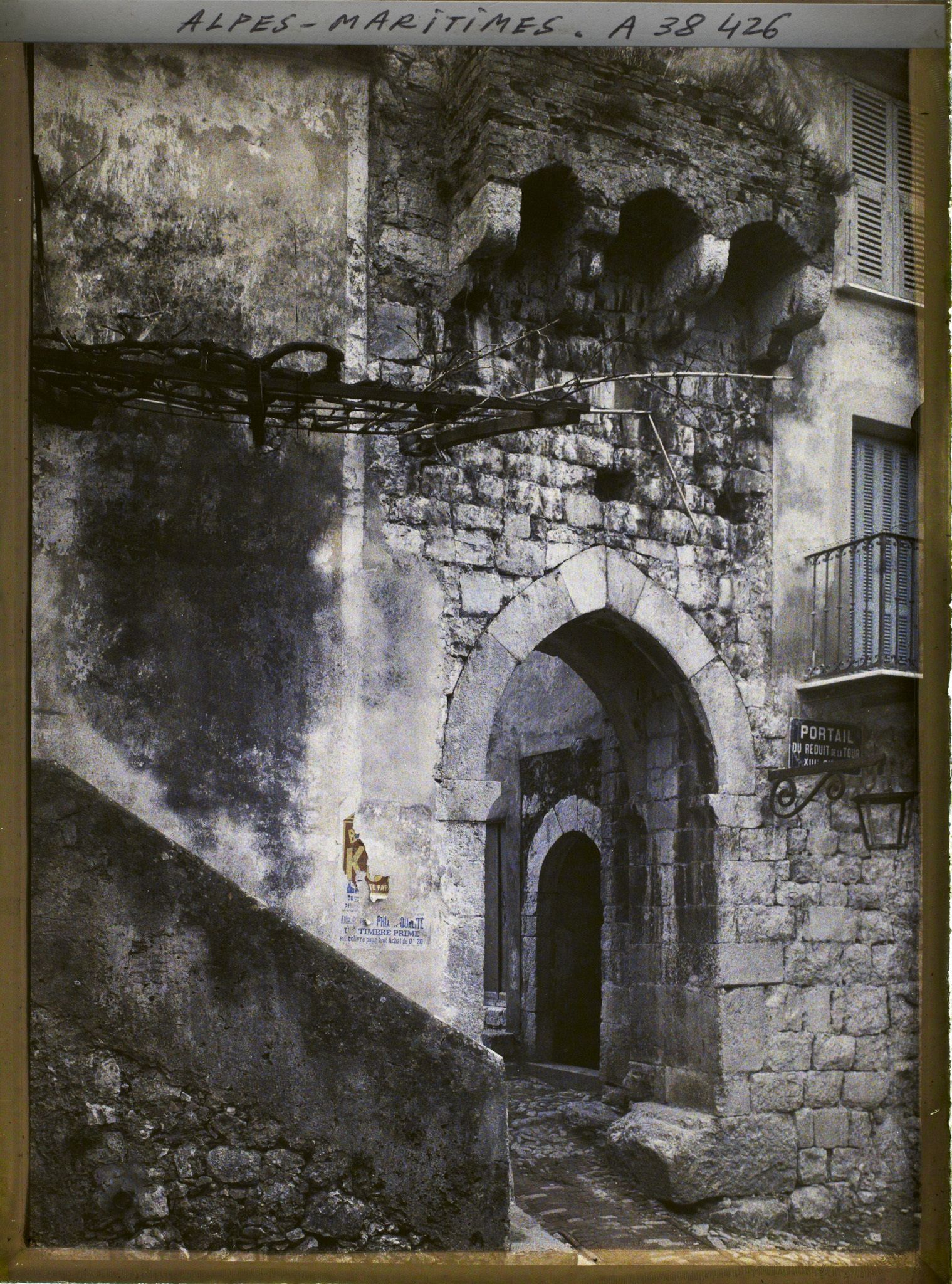 Image représentant Le portail médiéval du réduit de la Tour place Saint-Jean, érigé à l'entrée de l'ancienne voie d'Italie